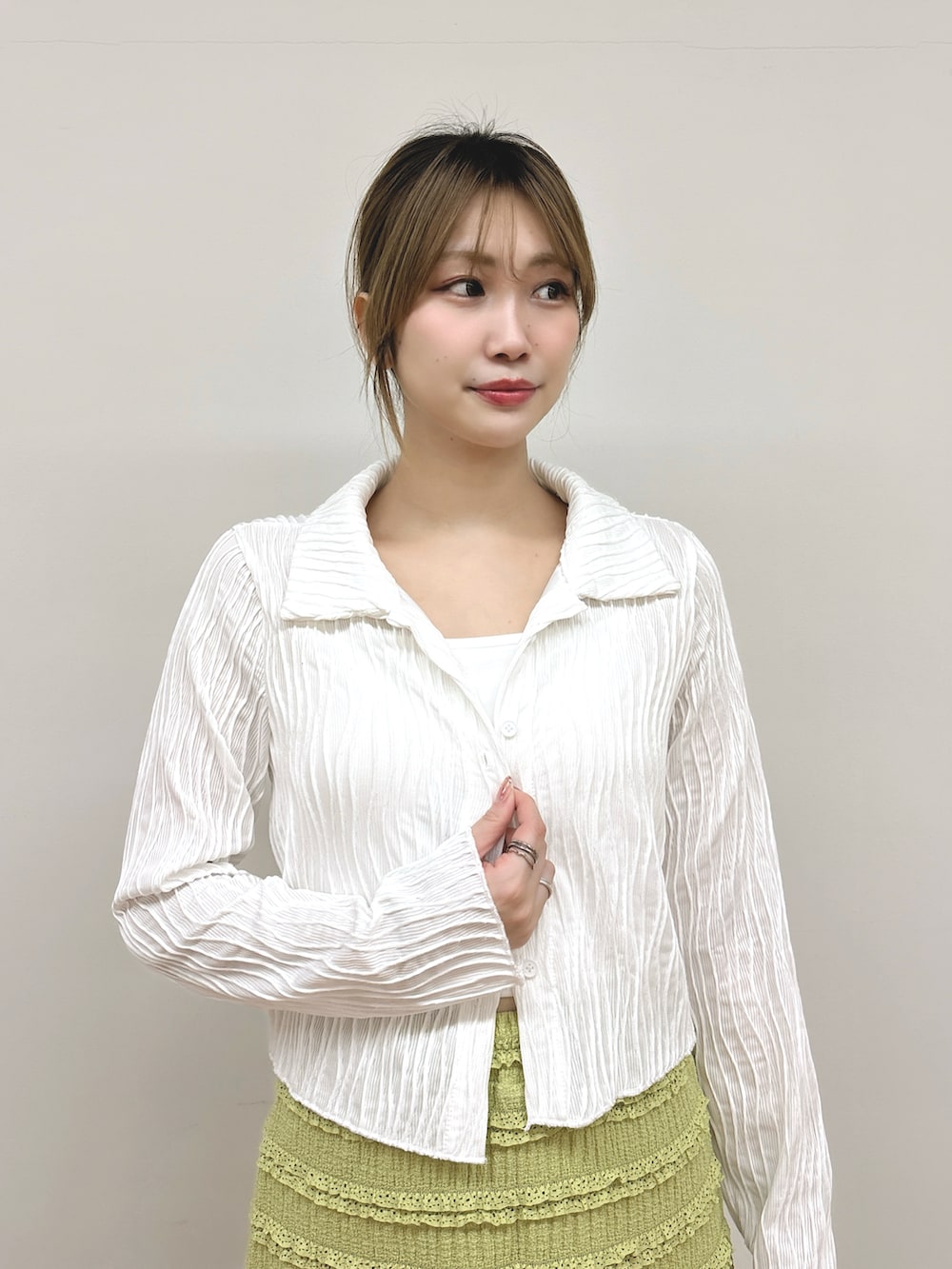 ホワイト系のTシャツ/カットソー、グリーン系のスカートを着用したレディースの冬コーディネートの2枚目の写真