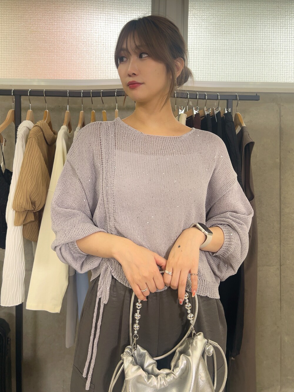 グレー系のトップス、グレー系のパンツを着用したレディースの冬コーディネートの2枚目の写真