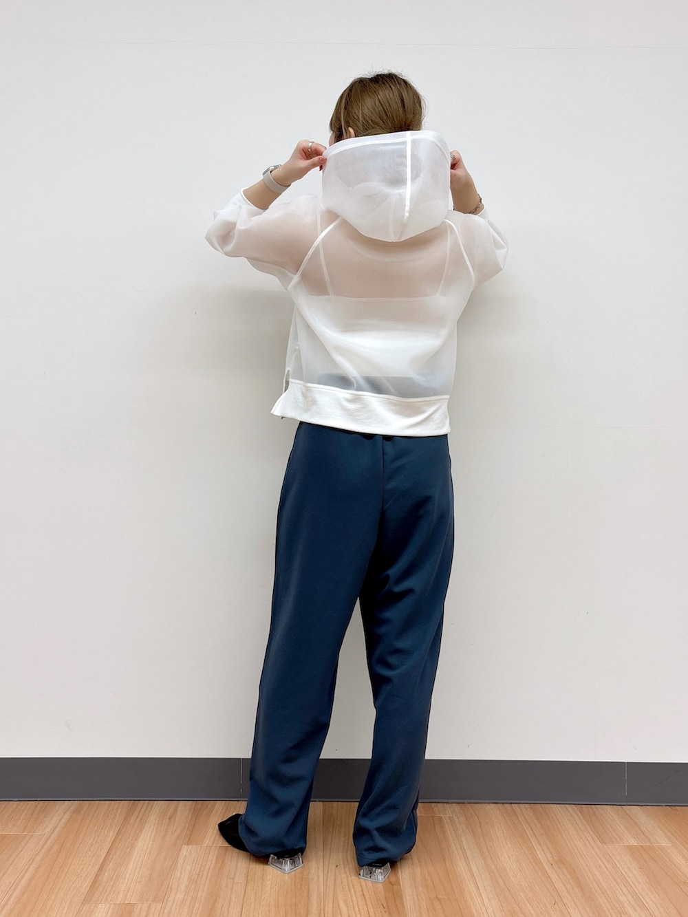 ブルー系のパンツ、ホワイト系のパーカーを着用したレディースの春コーディネートの3枚目の写真