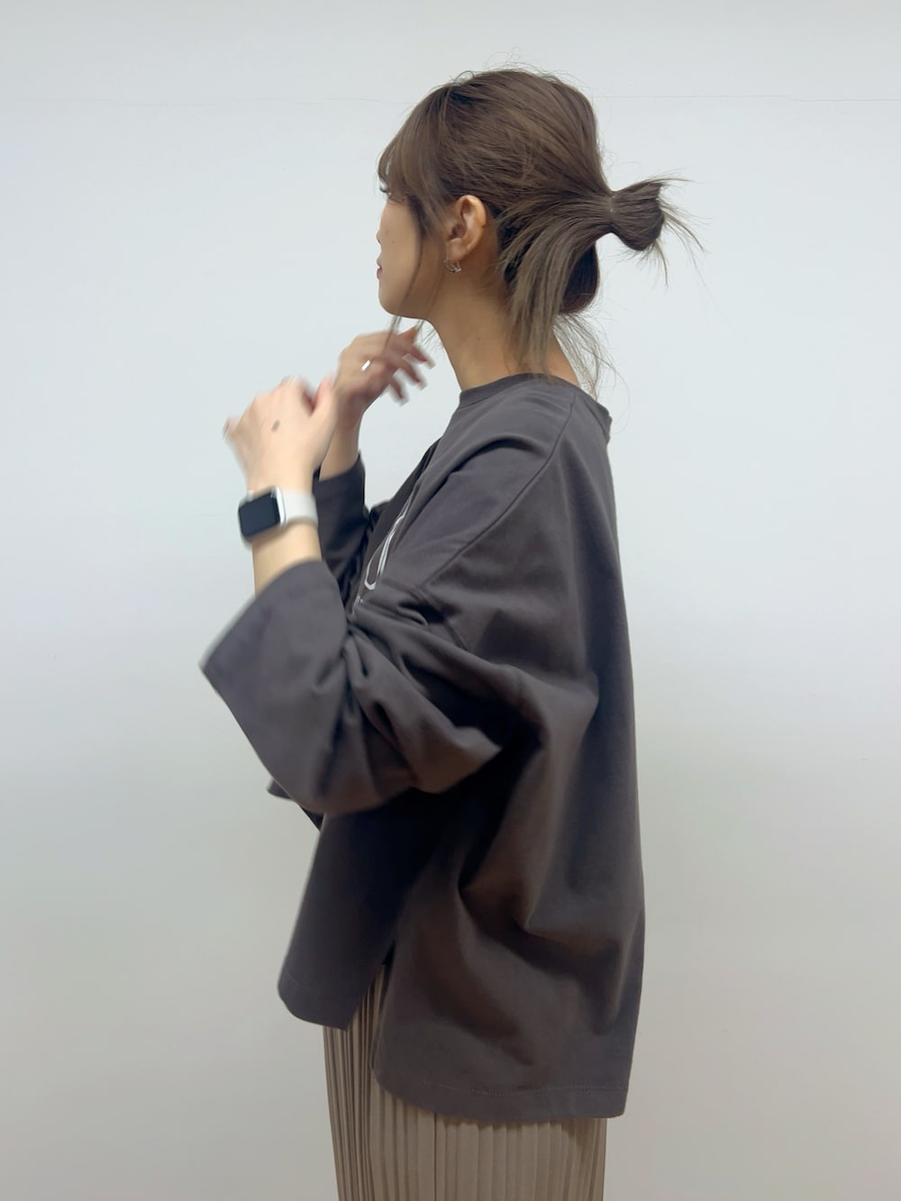 グレー系のTシャツ/カットソー、ベージュ系のスカートを着用したレディースの冬コーディネートの2枚目の写真
