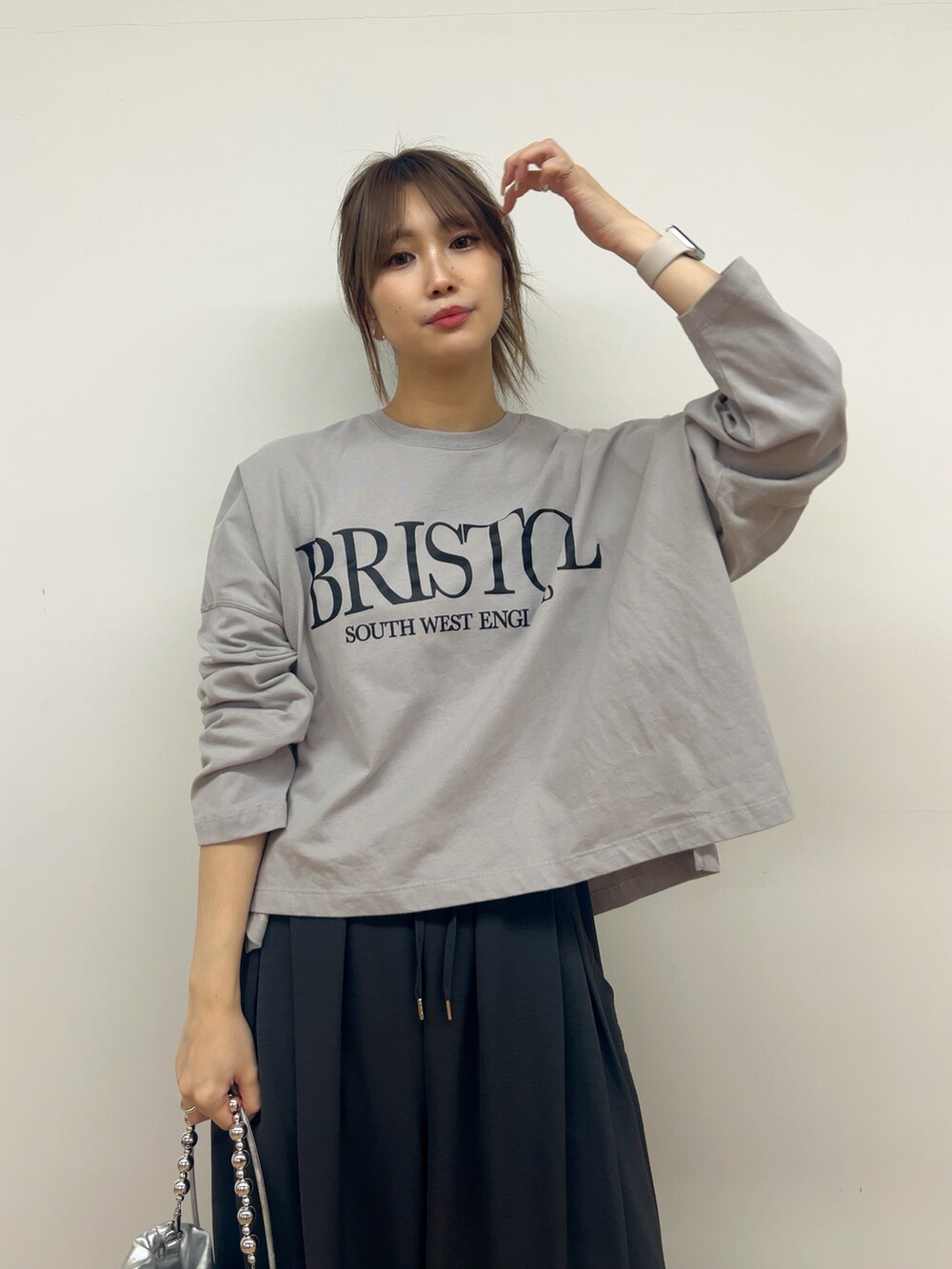 ホワイト系のTシャツ/カットソーを着用したレディースの冬コーディネートの3枚目の写真