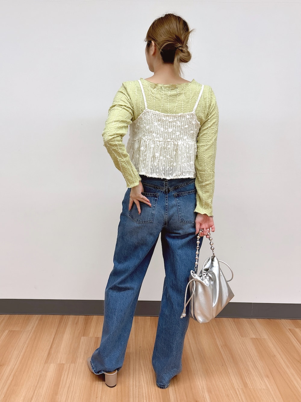 グリーン系のTシャツ/カットソー、ホワイト系のキャミソールを着用したレディースの春コーディネートの5枚目の写真