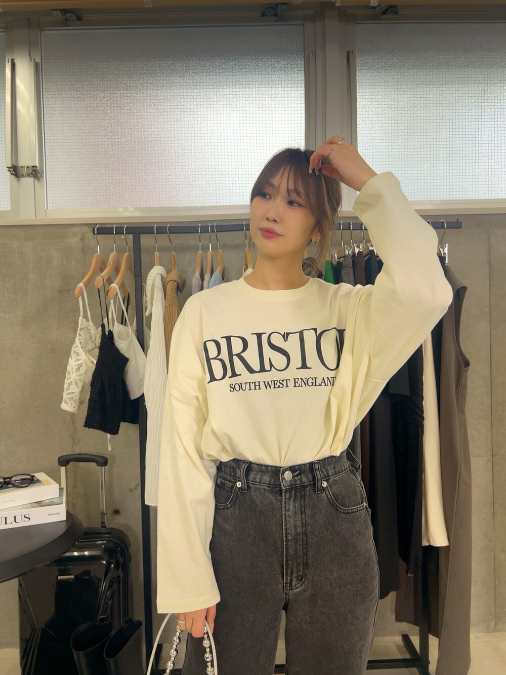 ホワイト系のTシャツ/カットソーを着用したレディースの冬コーディネートの2枚目の写真