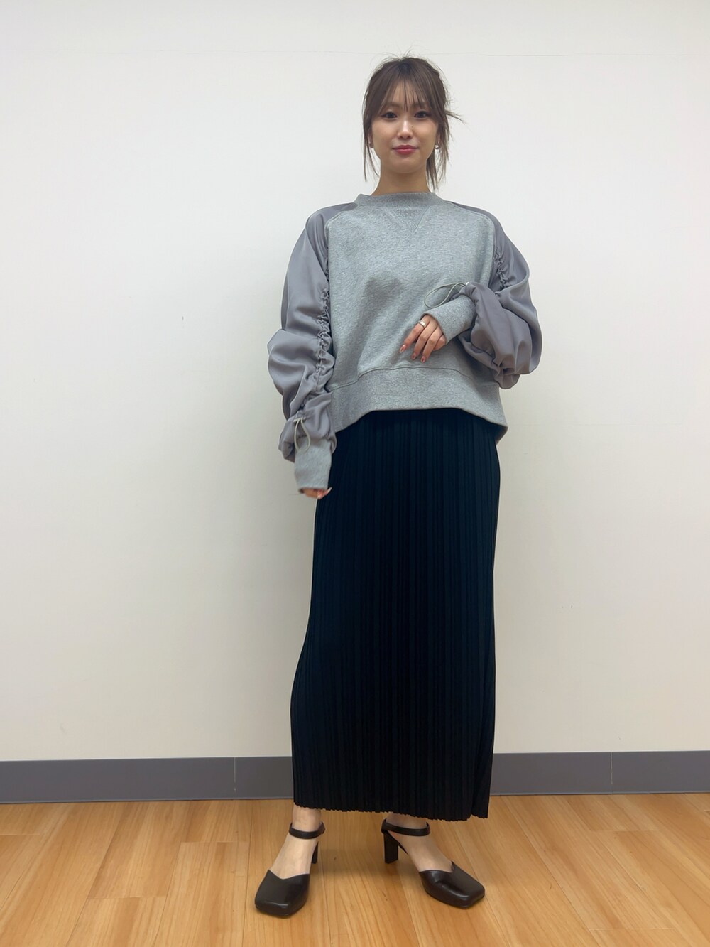 ブルー系のTシャツ/カットソーを着用したレディースの冬コーディネートの2枚目の写真