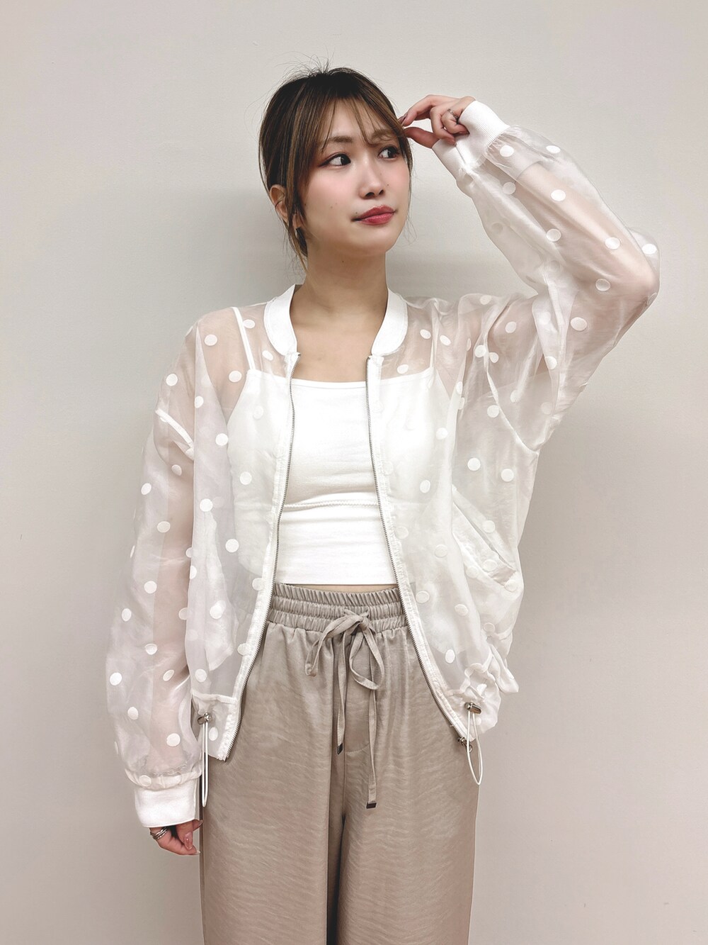 ブラウン系のその他パンツ、ホワイト系のブルゾンを着用したレディースの春コーディネートの2枚目の写真