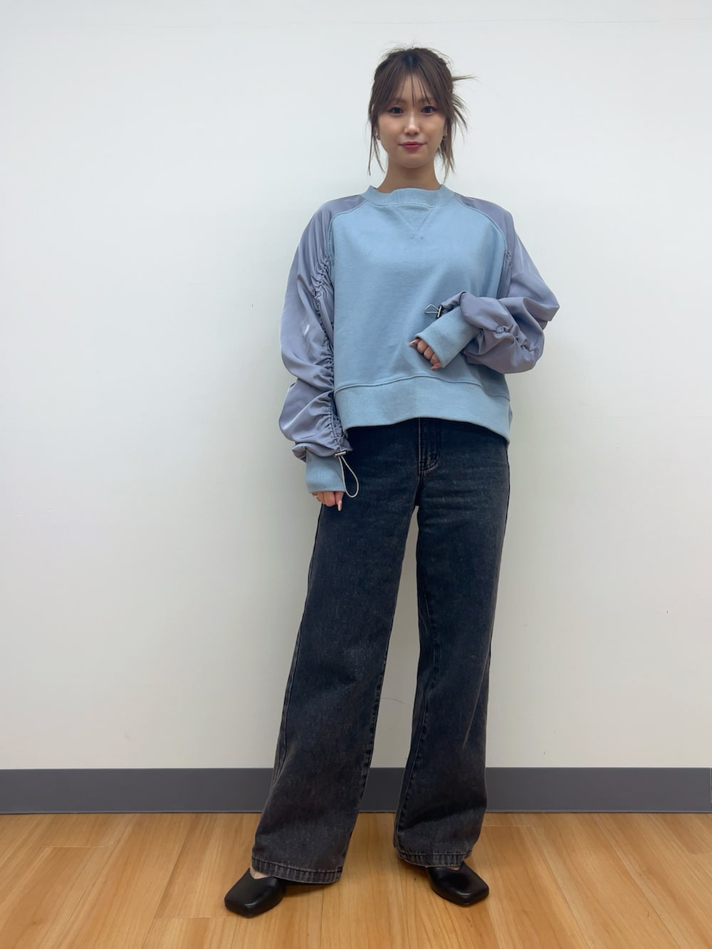 グレー系のTシャツ/カットソー、ブラック系のスカートを着用したレディースの冬コーディネートの2枚目の写真