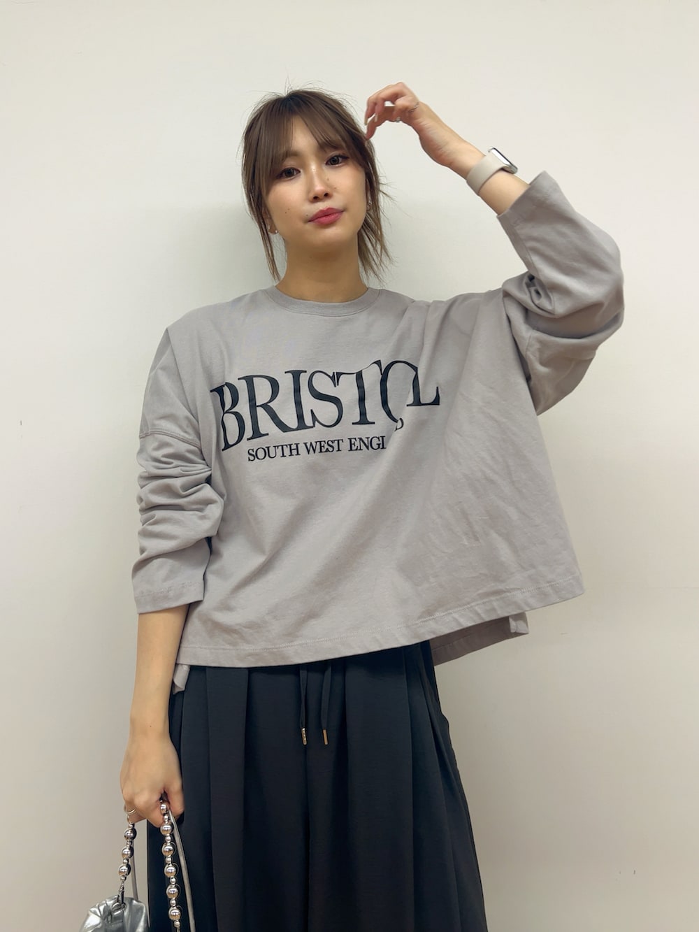 ベージュ系のTシャツ/カットソーを着用したレディースの冬コーディネートの2枚目の写真