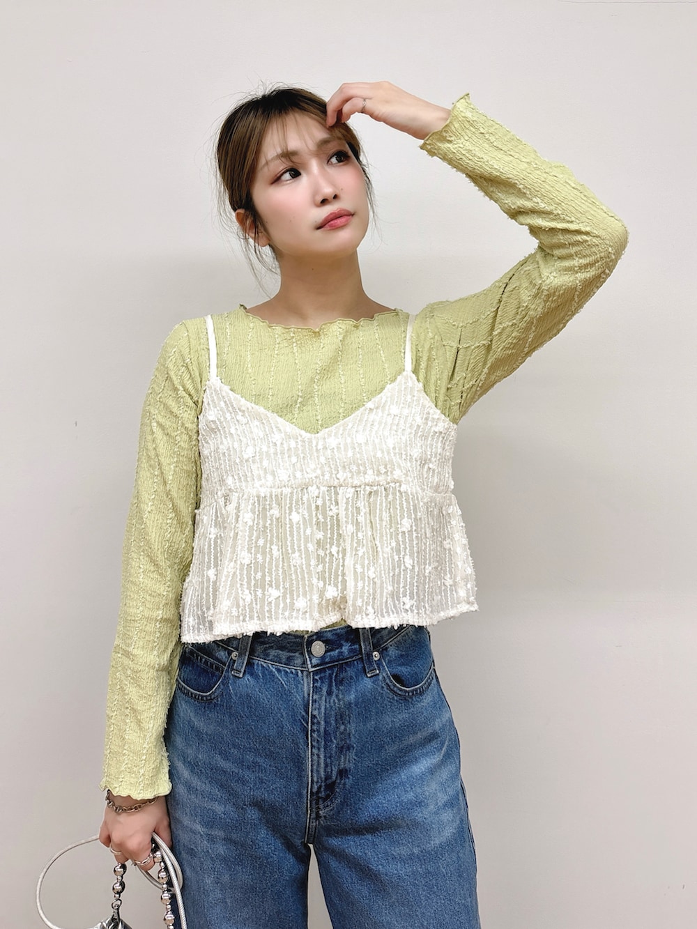 グリーン系のTシャツ/カットソー、ホワイト系のキャミソールを着用したレディースの春コーディネートの2枚目の写真