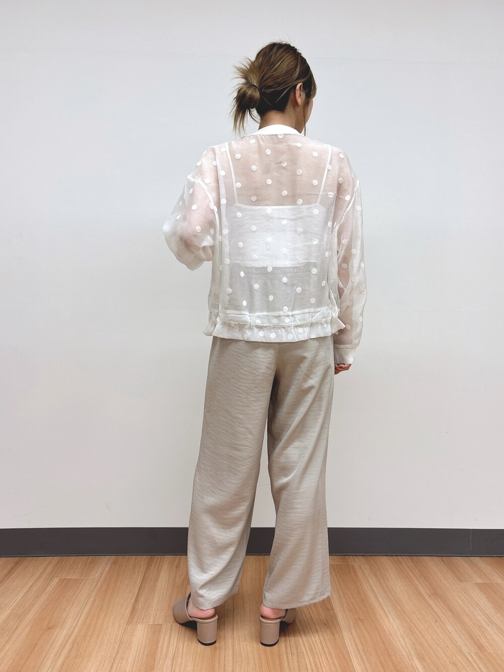ブラウン系のその他パンツ、ホワイト系のブルゾンを着用したレディースの春コーディネートの3枚目の写真