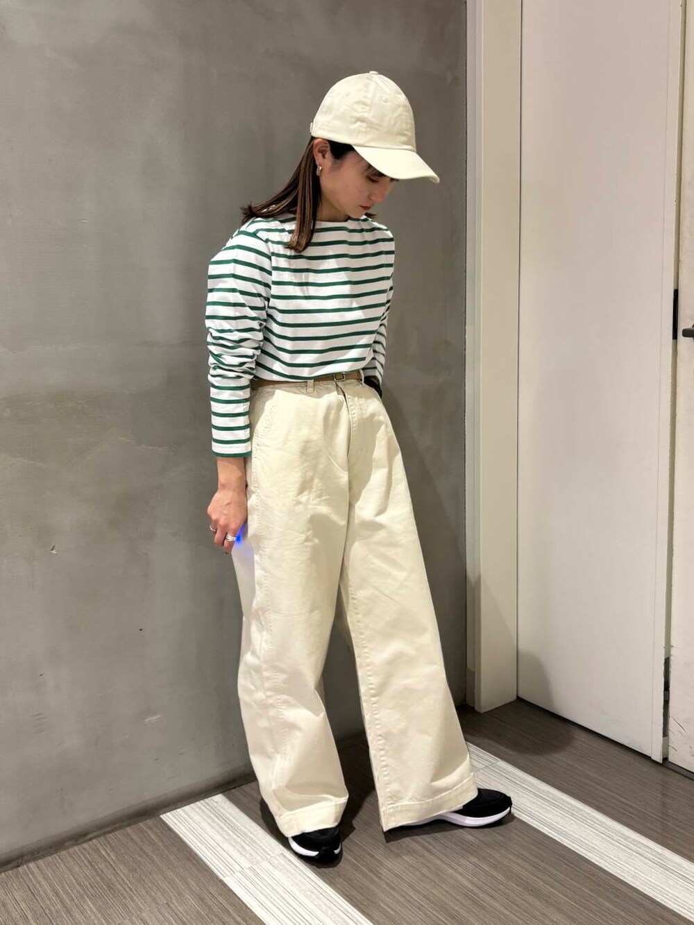 「カジュアルコーデ、低身長、newarrival、doors、カジュアルスタイル、20代後半、骨格ウェーブ、イエベ秋、ウェーブ×イエベ秋」｜「URBAN RESEARCH DOORSのツイルキャップ（キャップ、ホワイト系）」を使った、YOKO  HONDAさん（レディース・152cm）の冬コーディネートの3枚目の写真