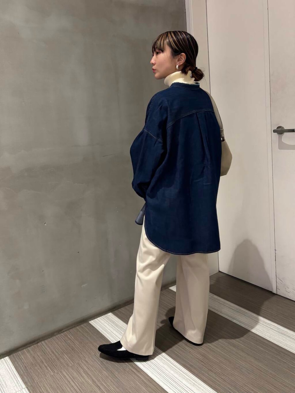 ベージュ系のショルダーバッグ、ホワイト系のその他パンツ、ホワイト系のニット/セーターを着用したレディースの冬コーディネートの3枚目の写真