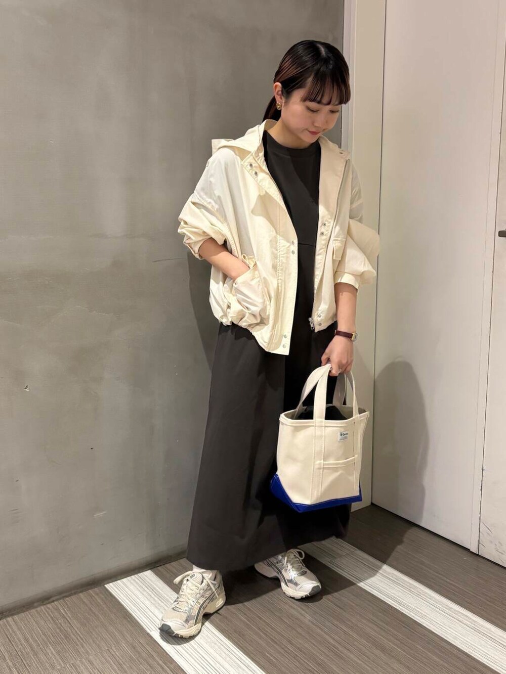 「スポーツミックス、カジュアルコーデ、低身長、春アウター、休日コーデ、newarrival、doors、カジュアルスタイル、20代後半、骨格ウェーブ、イエベ秋、ウェーブ×イエベ秋、ここでしか手に入らない別注アイテム、初夏のお出掛けコーデ、外遊びコーデ」｜「URBAN RESEARCH DOORSのショート丈マウンテンパーカー（マウンテンパーカー、ホワイト系）」を使った、YOKO  HONDAさん（レディース・152cm）の春コーディネートの2枚目の写真