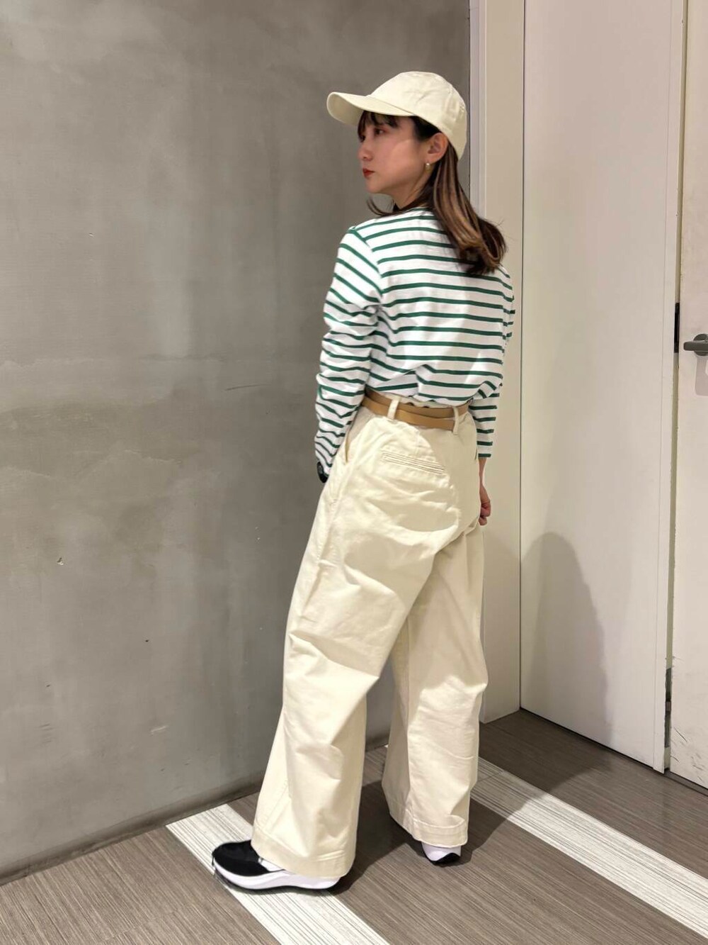 「カジュアルコーデ、低身長、newarrival、doors、カジュアルスタイル、20代後半、骨格ウェーブ、イエベ秋、ウェーブ×イエベ秋」｜「URBAN RESEARCH DOORSのツイルキャップ（キャップ、ホワイト系）」を使った、YOKO  HONDAさん（レディース・152cm）の冬コーディネートの2枚目の写真