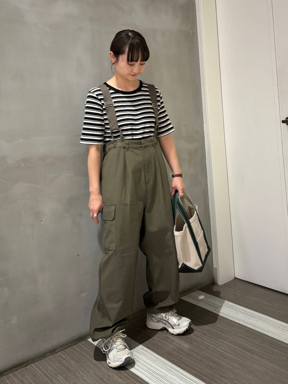 ブラック系のTシャツ/カットソー、グリーン系のカーゴパンツ、ホワイト系のトートバッグを着用したレディースの夏コーディネートの5枚目の写真