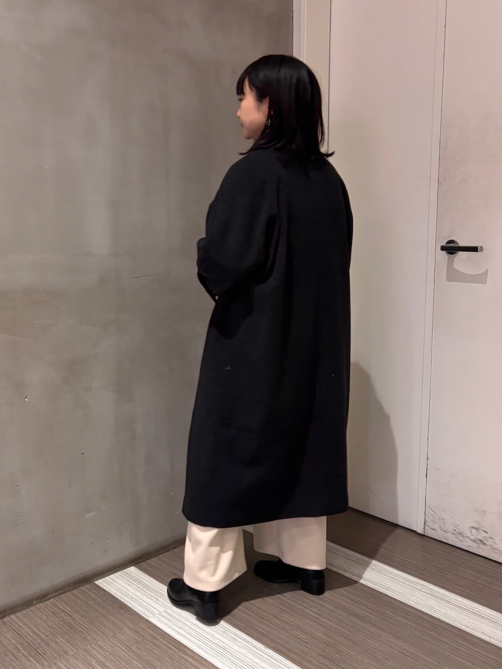 グレー系のその他アウター、レッド系のニット/セーター、ホワイト系のその他パンツを着用したレディースの冬コーディネートの4枚目の写真