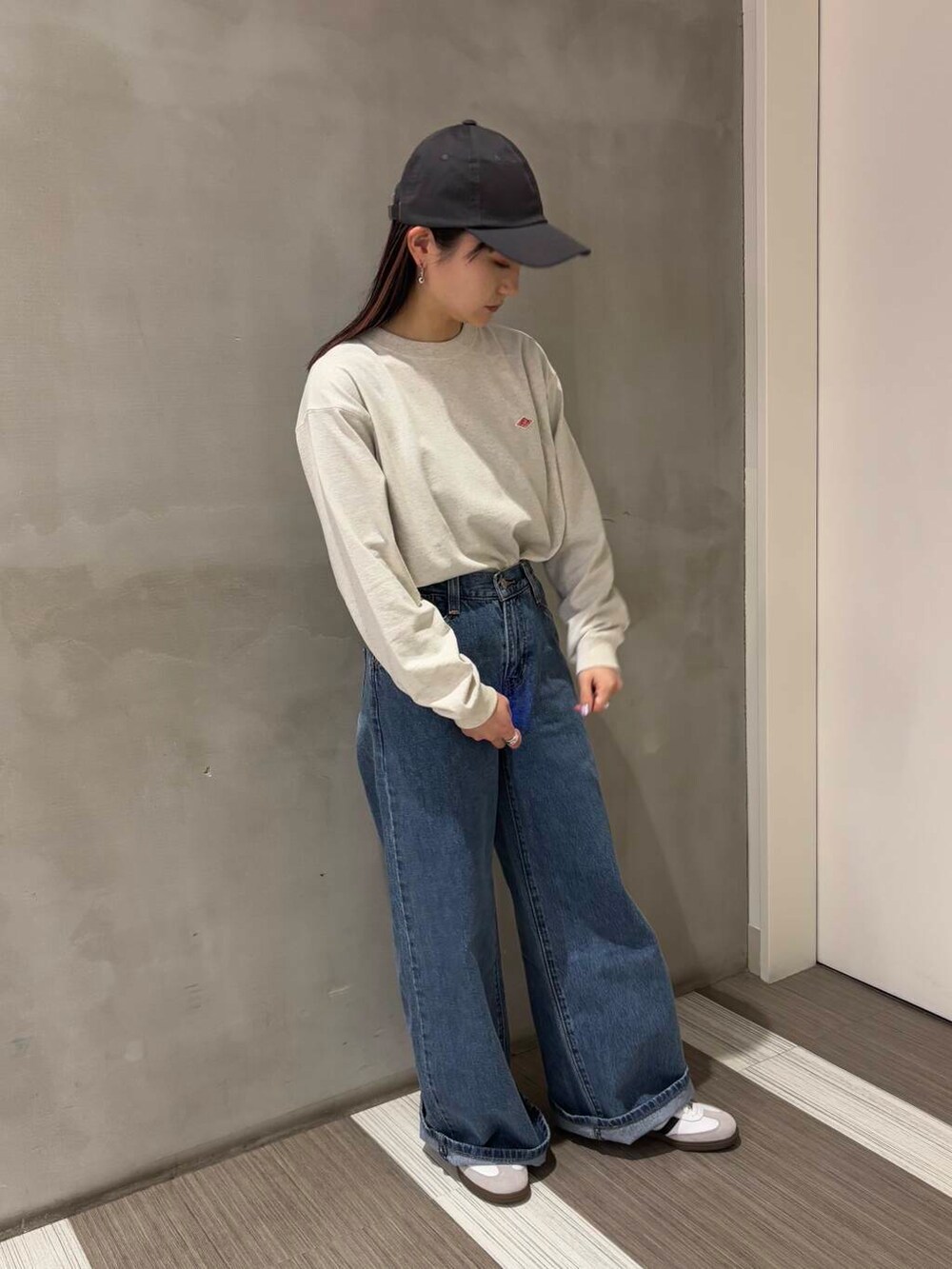 「カジュアルコーデ、低身長、doors、カジュアルスタイル、20代後半、骨格ウェーブ、イエベ秋、ウェーブ×イエベ秋、新作スニーカーコーデ」｜「adidasのadidas　SAMBA OG（スニーカー、ホワイト系）」を使った、YOKO  HONDAさん（レディース・152cm）の春コーディネートの2枚目の写真