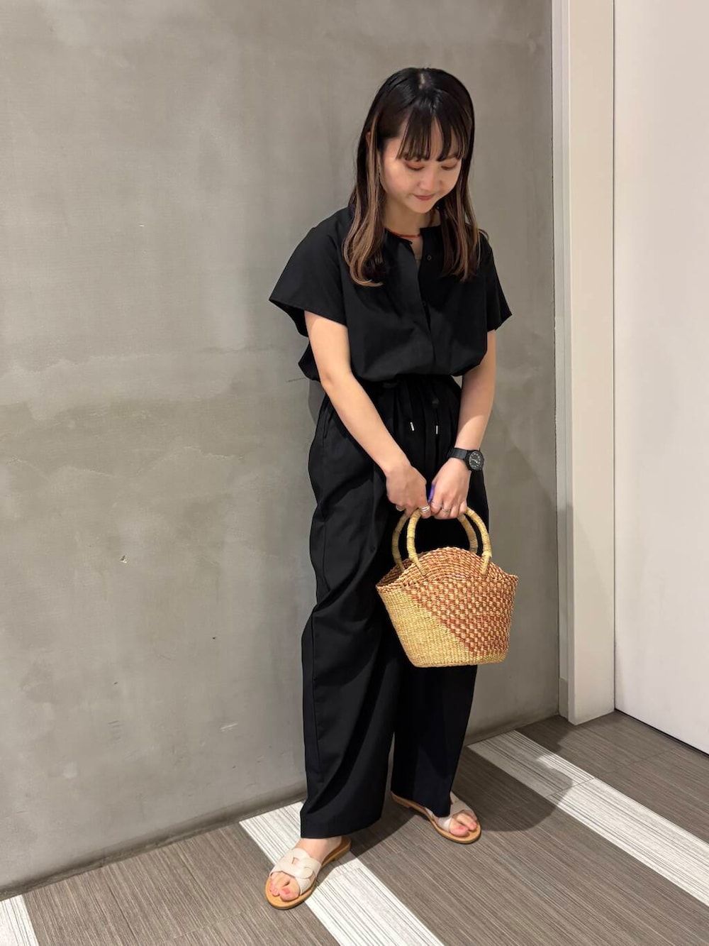 「カジュアルコーデ、低身長、newarrival、休日スタイル、doors、サンダルコーデ、カジュアルスタイル、20代後半、骨格ウェーブ、イエベ秋、ウェーブ×イエベ秋、最旬サンダルスタイル」｜「SMELLYのSMELLY so’　carnelian necklace（ネックレス、レッド系）」を使った、YOKO  HONDAさん（レディース・152cm）の夏コーディネートの2枚目の写真