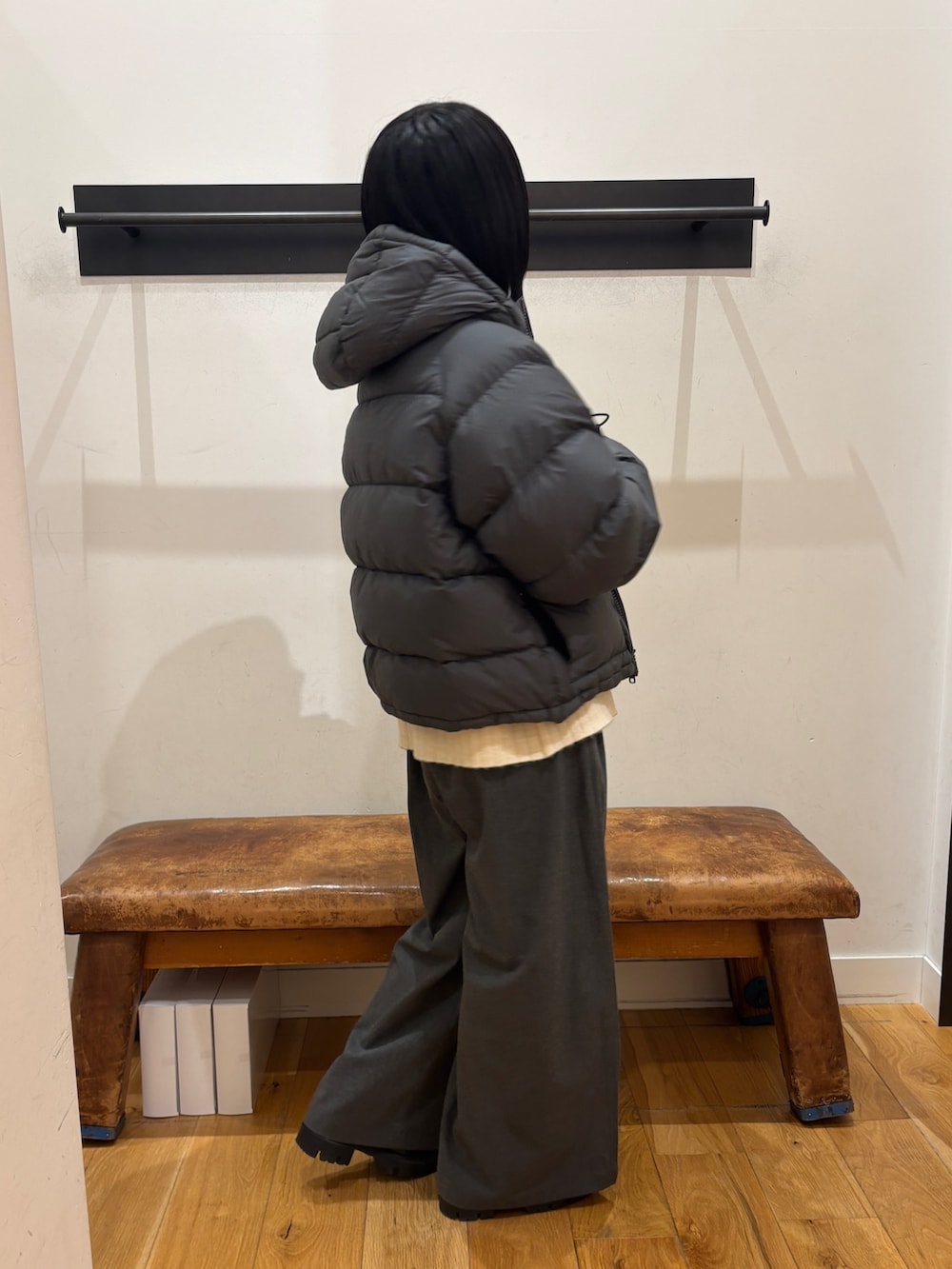 ホワイト系のニット/セーター、グレー系のダウンジャケット/コート、グレー系のその他パンツを着用したレディースの秋コーディネートの4枚目の写真