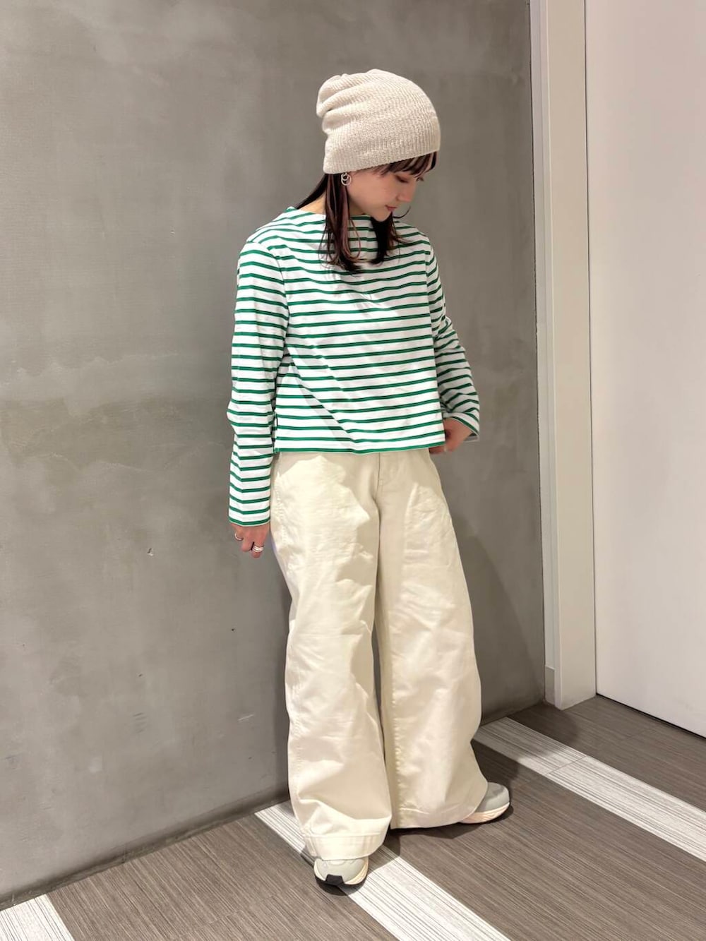 「カジュアルコーデ、ボーダー、FORK&SPOON、ORCIVAL、低身長、newarrival、doors、カジュアルスタイル、20代後半、骨格ウェーブ、イエベ秋、ウェーブ×イエベ秋、先取り春色トップスコーデ」｜「FORK&SPOONのFORK&SPOON　フレンチドリルピグメントチノパンツ（その他パンツ、ホワイト系）」を使った、YOKO  HONDAさん（レディース・152cm）の冬コーディネートの4枚目の写真