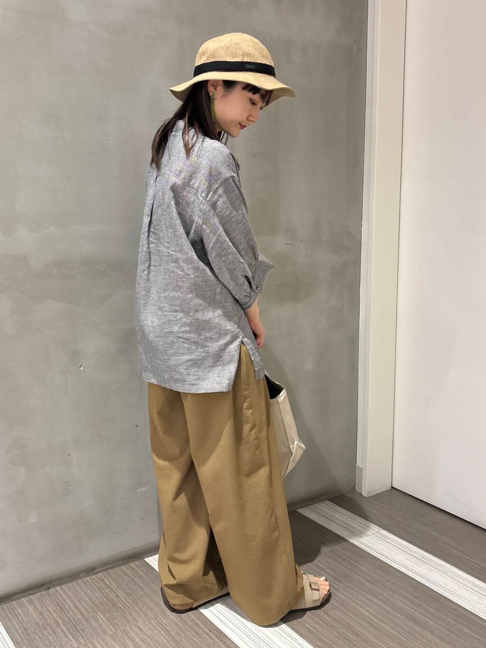 「カジュアルコーデ、FORK&SPOON、低身長、newarrival、休日スタイル、doors、カジュアルスタイル、20代後半、骨格ウェーブ、イエベ秋、ウェーブ×イエベ秋、私のイチ推しブランド、初夏パンツ」｜「FORK&SPOONのFORK&SPOON　コットンリネンギャザースリーブシャツ（シャツ/ブラウス、ブラック系）」を使った、YOKO  HONDAさん（レディース・152cm）の春コーディネートの6枚目の写真