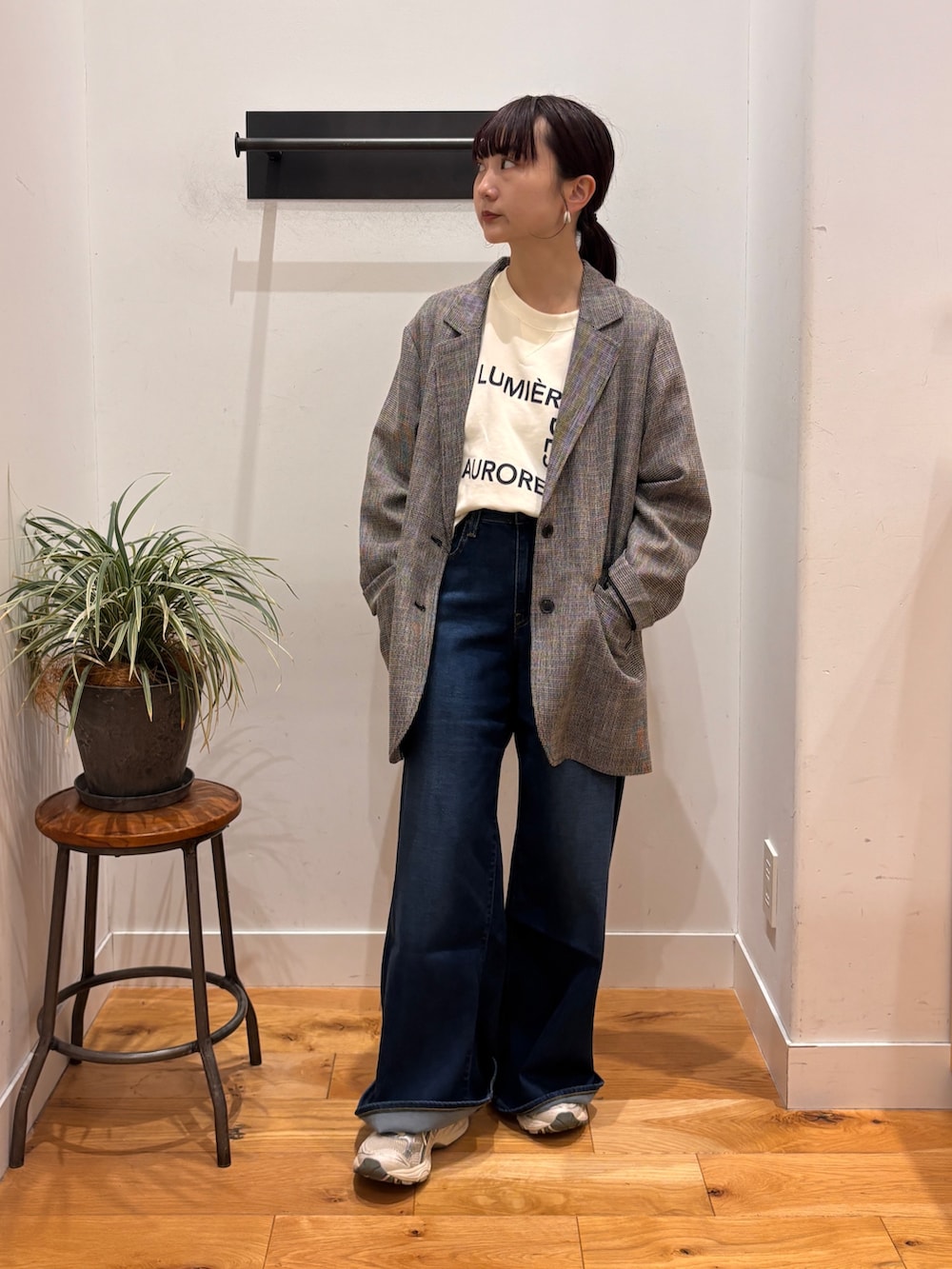 ベージュ系のTシャツ/カットソー、グレー系のその他アウター、ブルー系のデニムパンツを着用したレディースの秋コーディネートの3枚目の写真