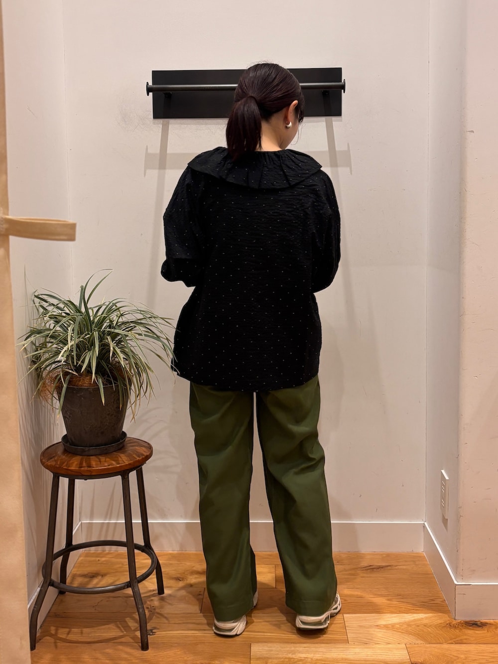 ブラック系のシャツ/ブラウス、グリーン系のその他パンツを着用したレディースの秋コーディネートの3枚目の写真