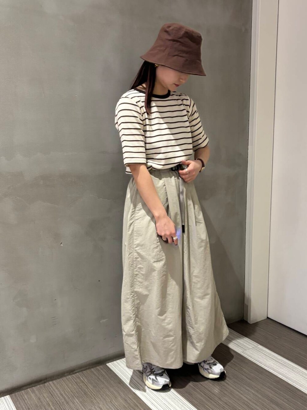 「カジュアルコーデ、低身長、newarrival、doors、カジュアルスタイル、20代後半、骨格ウェーブ、イエベ秋、ウェーブ×イエベ秋、新作スニーカーコーデ」｜「URBAN RESEARCH DOORSのコットンリネンパネルハット（ハット、ブラウン系）」を使った、YOKO  HONDAさん（レディース・152cm）の春コーディネートの2枚目の写真