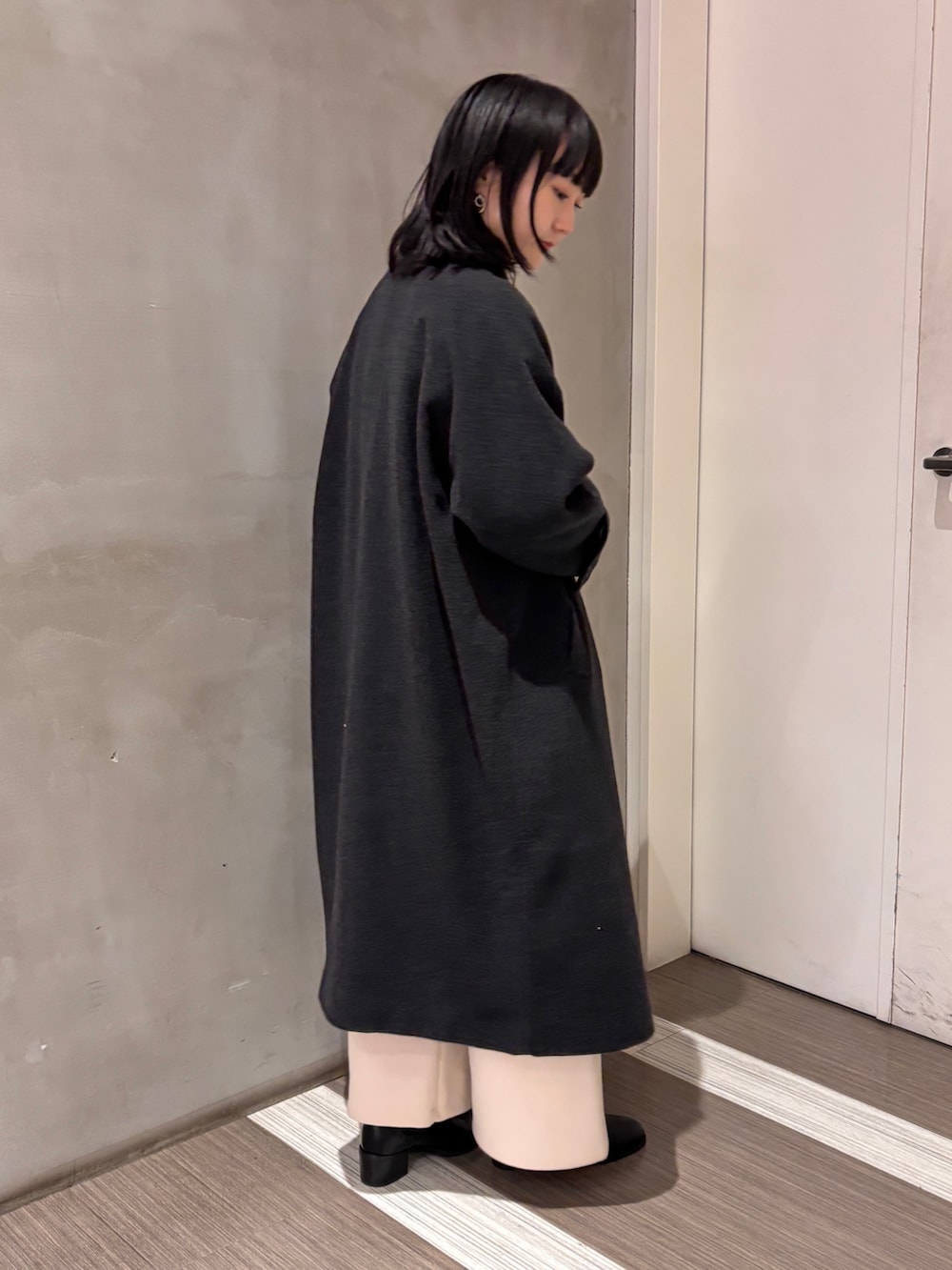 グレー系のその他アウター、レッド系のニット/セーター、ホワイト系のその他パンツを着用したレディースの冬コーディネートの5枚目の写真