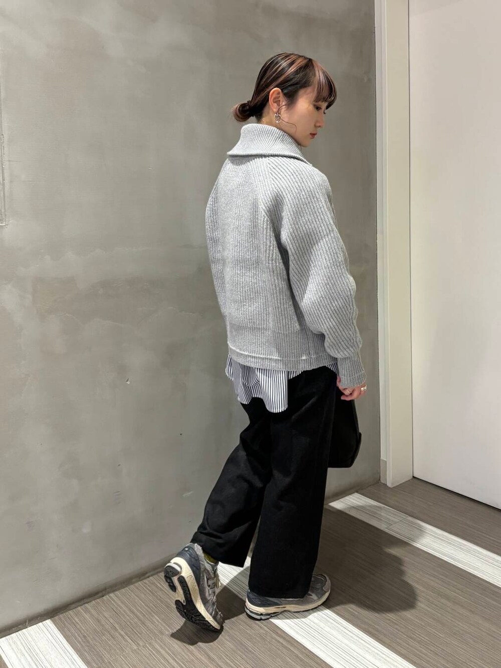 ブルー系のシャツ/ブラウス、グレー系のトートバッグ、グレー系のカーディガン/ボレロを着用したレディースの秋コーディネートの7枚目の写真