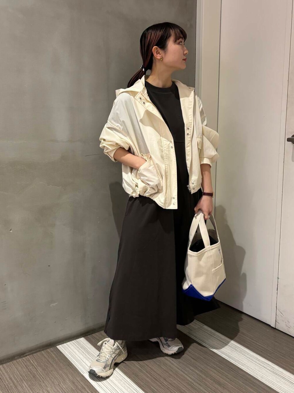 「スポーツミックス、カジュアルコーデ、低身長、春アウター、休日コーデ、newarrival、doors、カジュアルスタイル、20代後半、骨格ウェーブ、イエベ秋、ウェーブ×イエベ秋、ここでしか手に入らない別注アイテム、初夏のお出掛けコーデ、外遊びコーデ」｜「URBAN RESEARCH DOORSのショート丈マウンテンパーカー（マウンテンパーカー、ホワイト系）」を使った、YOKO  HONDAさん（レディース・152cm）の春コーディネートの3枚目の写真