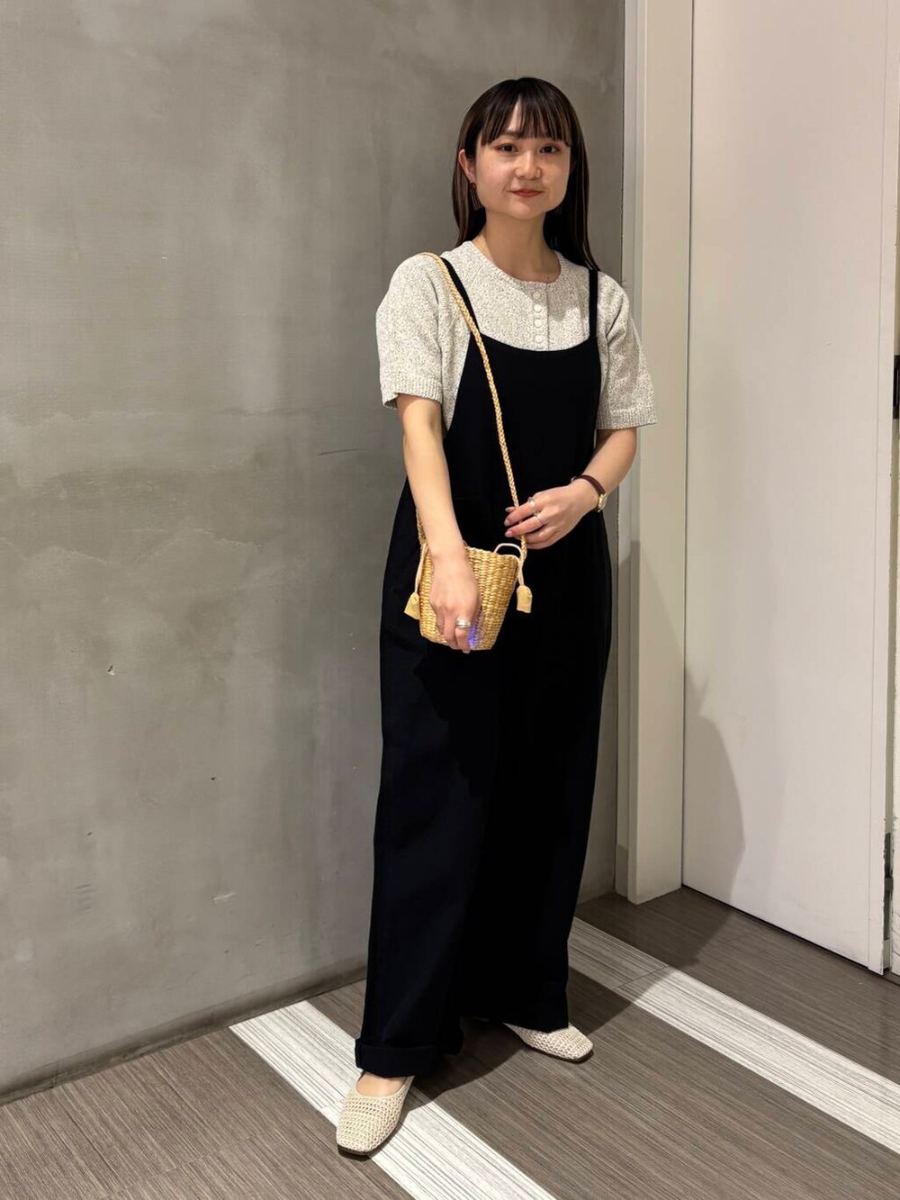 「モノトーン、カジュアルコーデ、低身長、newarrival、サマーニット、休日スタイル、doors、カジュアルスタイル、20代後半、骨格ウェーブ、イエベ秋、ウェーブ×イエベ秋」｜「URBAN RESEARCH DOORSのミニカゴショルダーバッグ（ショルダーバッグ、ベージュ系）」を使った、YOKO  HONDAさん（レディース・152cm）の春コーディネートの5枚目の写真