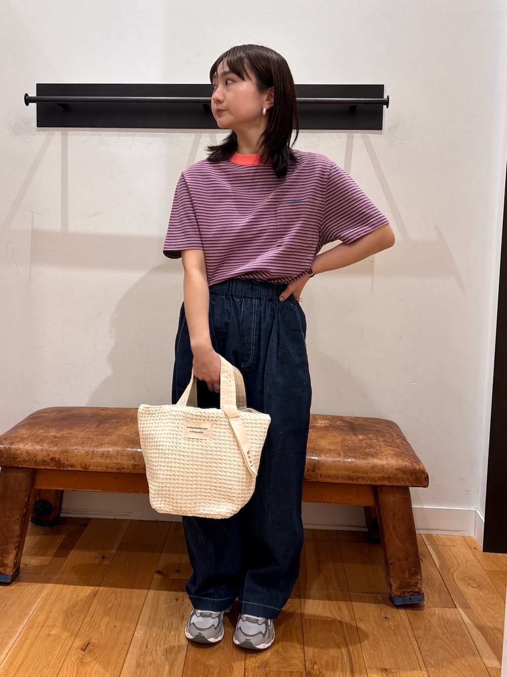 ピンク系のTシャツ/カットソー、ブルー系のデニムパンツ、ホワイト系のトートバッグを着用したレディースの春コーディネートの3枚目の写真