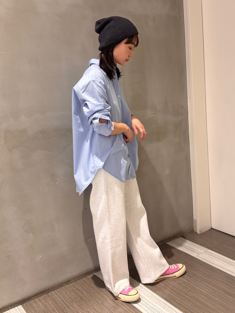 ブルー系のシャツ/ブラウス、グレー系のその他パンツ、グレー系のニットキャップ/ビーニーを着用したレディースの春コーディネートの4枚目の写真