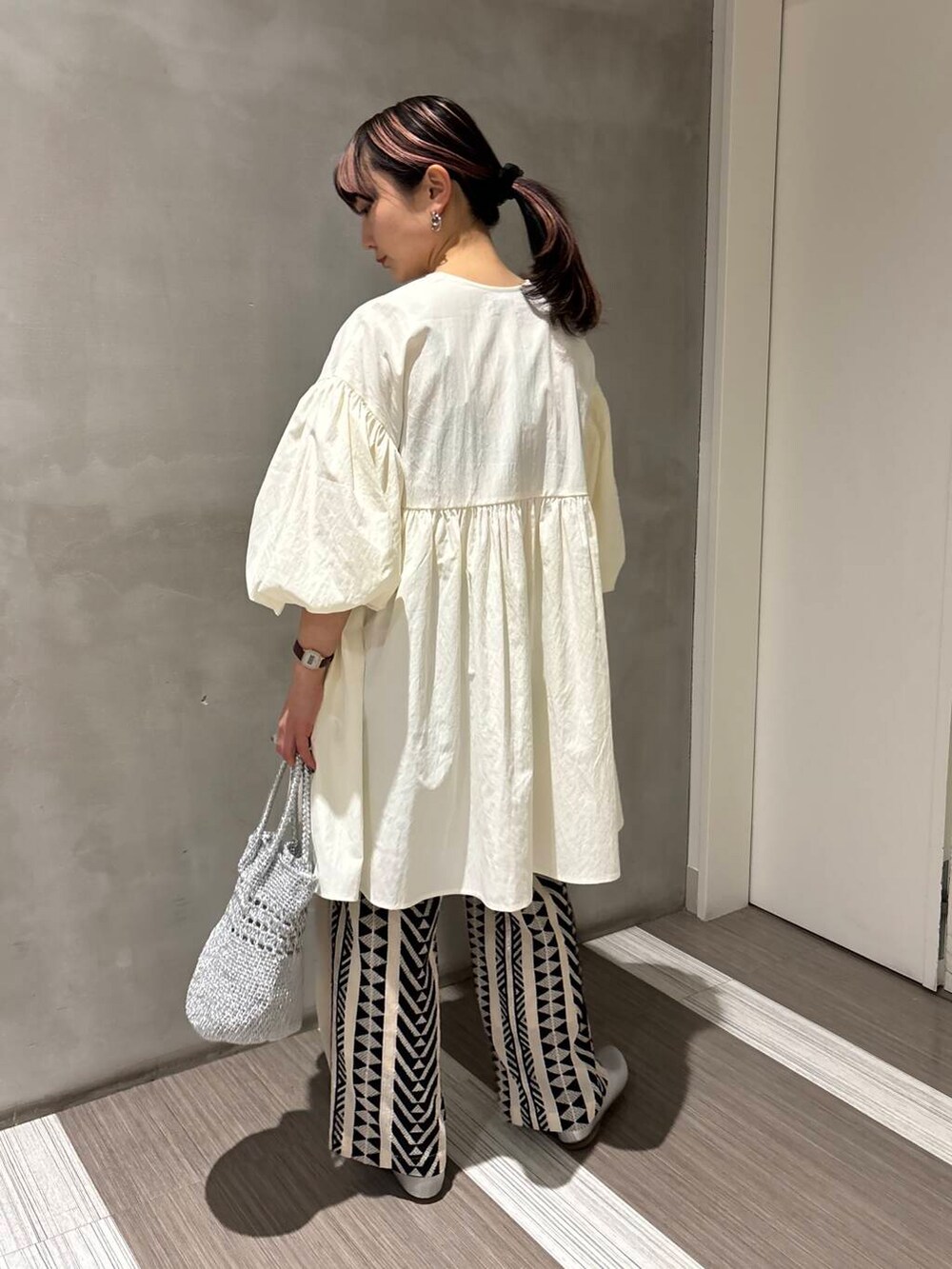 「カジュアルコーデ、低身長、newarrival、doors、カジュアルスタイル、20代後半、骨格ウェーブ、イエベ秋、ウェーブ×イエベ秋、ブラウスが主役の春コーデ」｜「URBAN RESEARCH DOORSのVカットパンプス（パンプス、シルバー系）」を使った、YOKO  HONDAさん（レディース・152cm）の春コーディネートの6枚目の写真