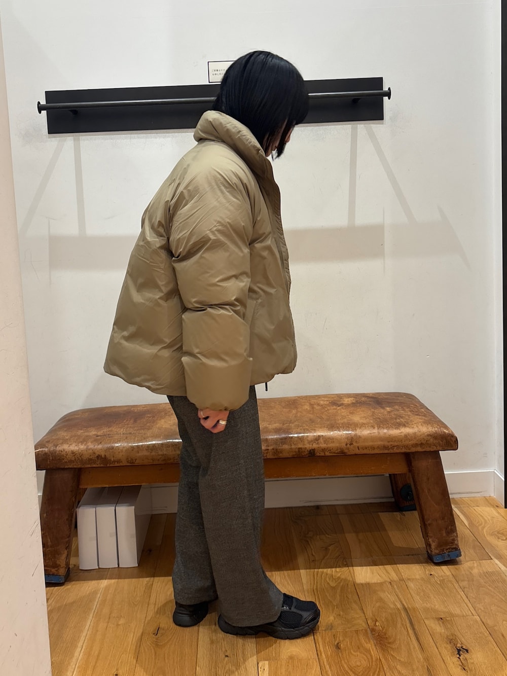 グリーン系のダウンジャケット/コート、ホワイト系のTシャツ/カットソー、グレー系のその他パンツを着用したレディースの秋コーディネートの4枚目の写真