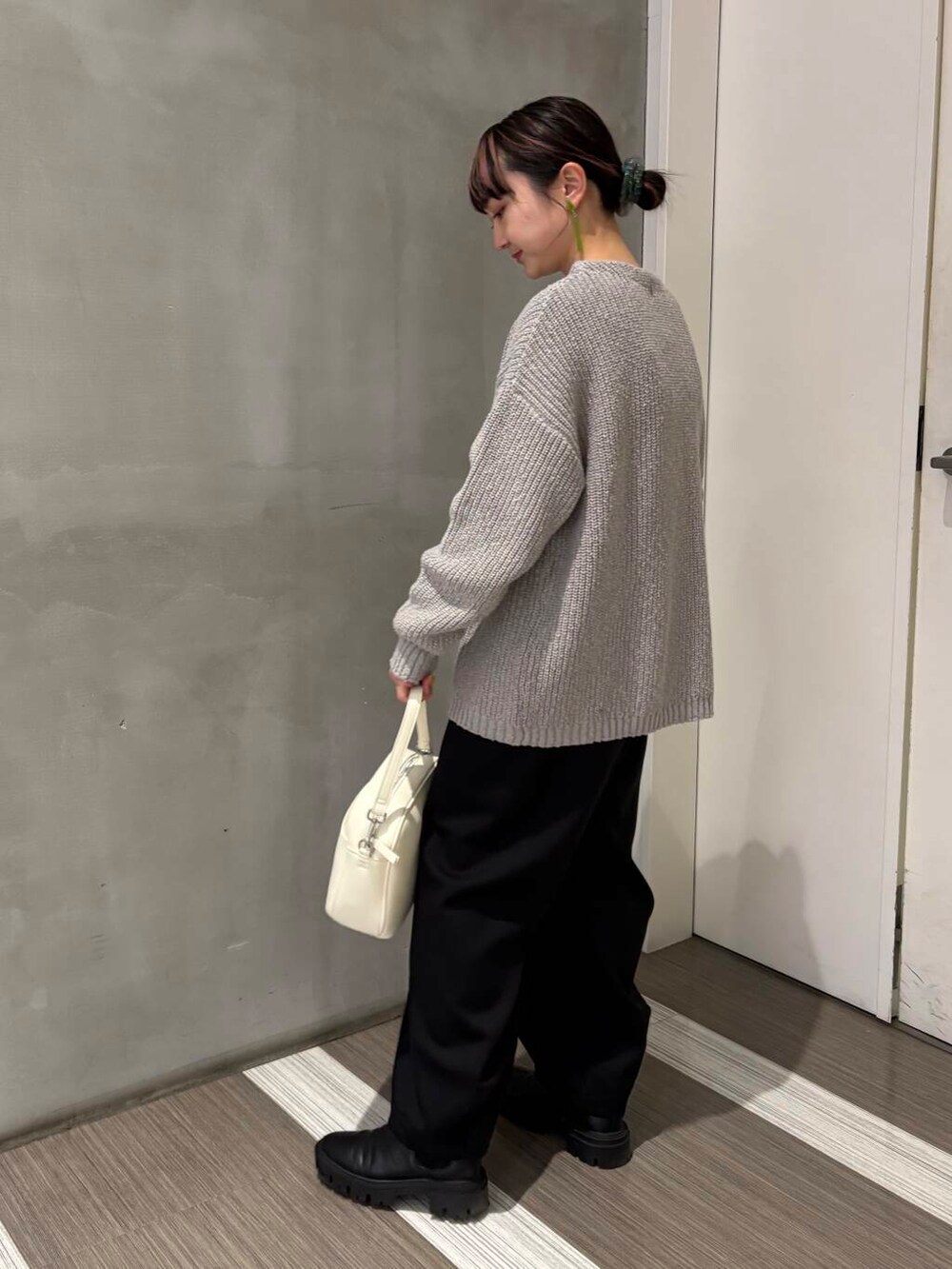 ホワイト系のTシャツ/カットソー、ホワイト系のショルダーバッグ、ブラック系のその他パンツを着用したレディースの冬コーディネートの4枚目の写真
