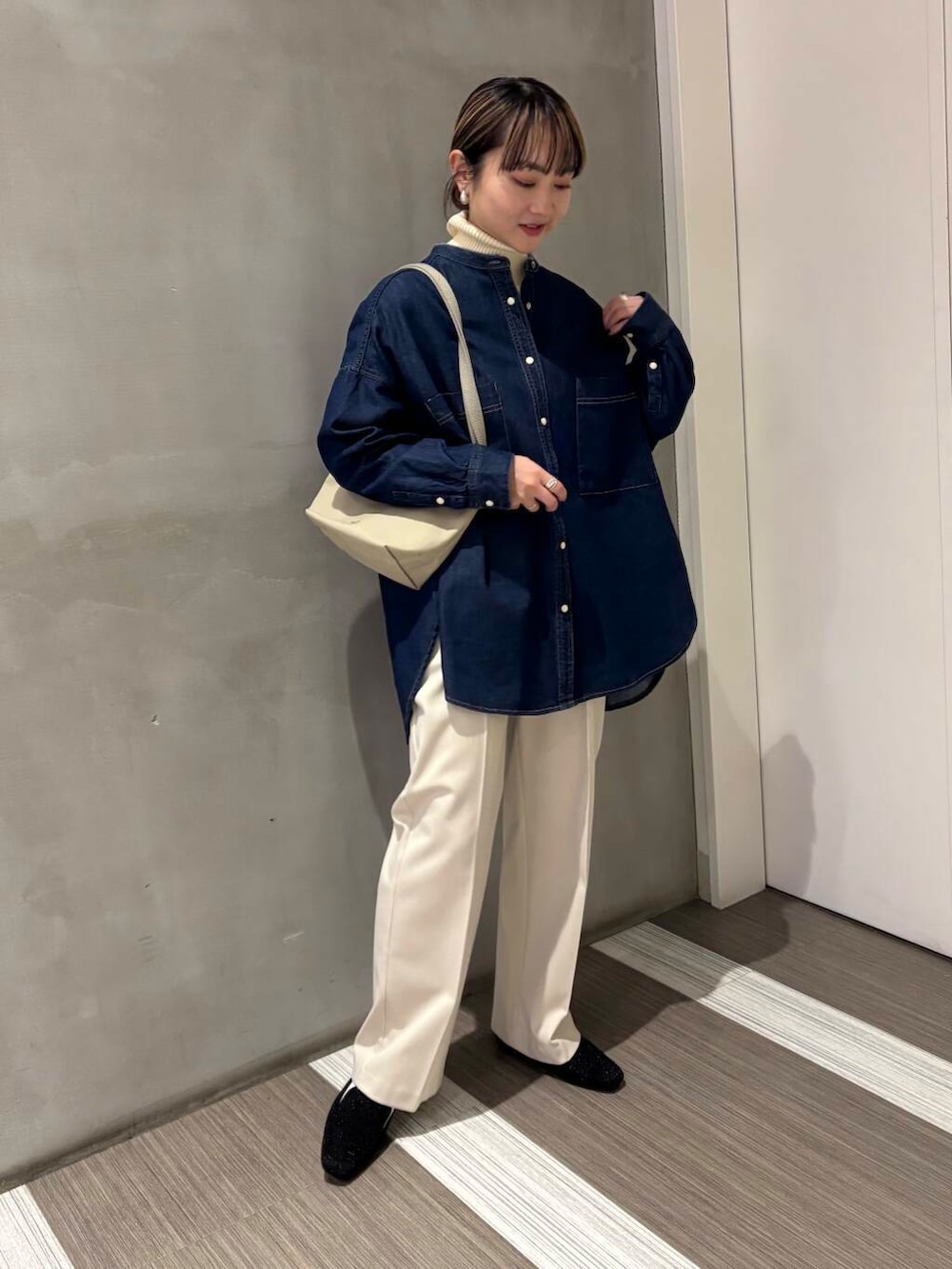 ベージュ系のショルダーバッグ、ホワイト系のその他パンツ、ホワイト系のニット/セーターを着用したレディースの冬コーディネートの2枚目の写真