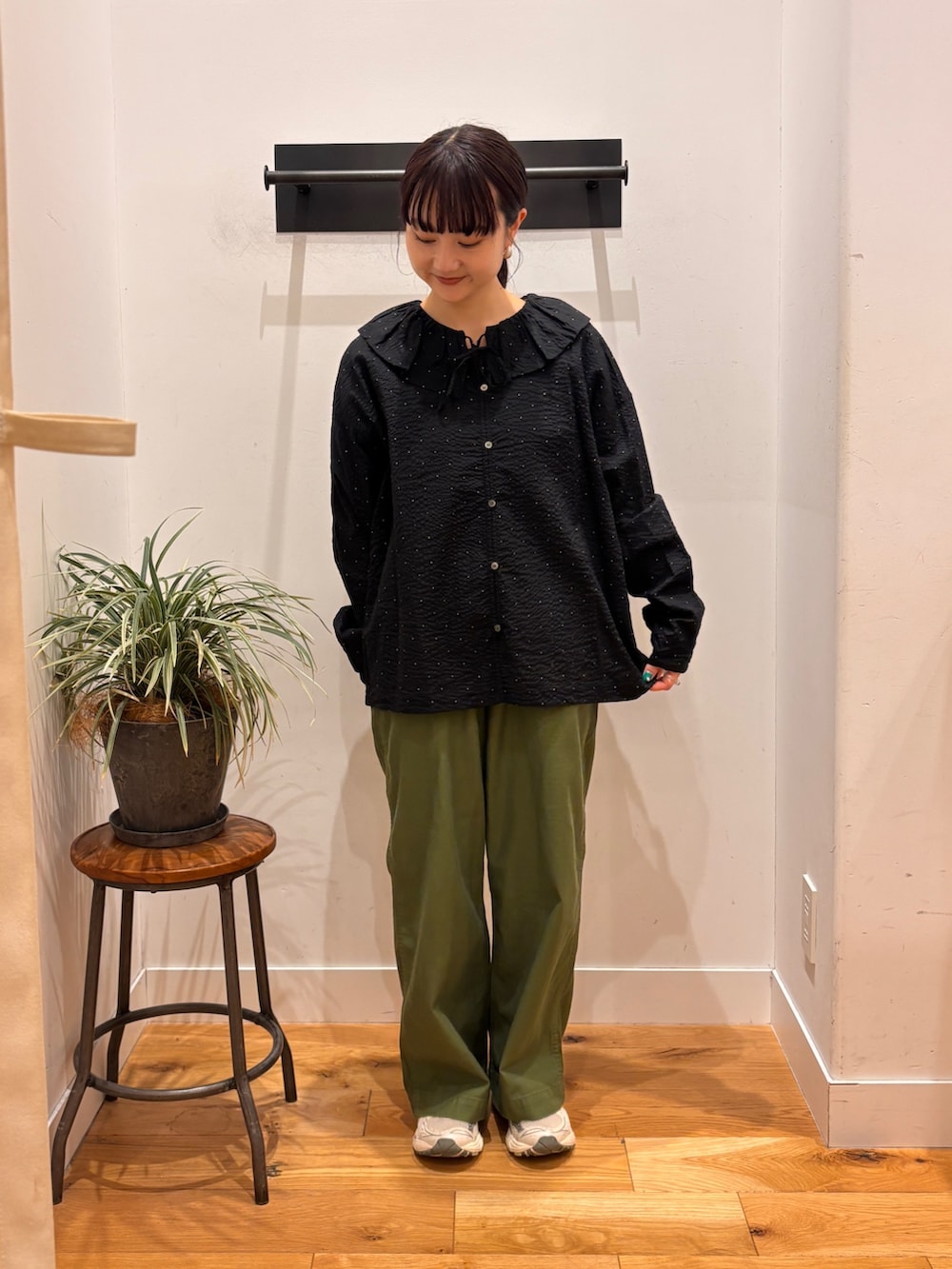 ブラック系のシャツ/ブラウス、グリーン系のその他パンツを着用したレディースの秋コーディネートの2枚目の写真