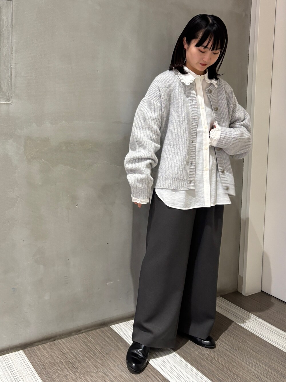 ホワイト系のシャツ/ブラウス、グレー系のカーディガン/ボレロ、グレー系のその他パンツを着用したレディースの秋コーディネートの7枚目の写真