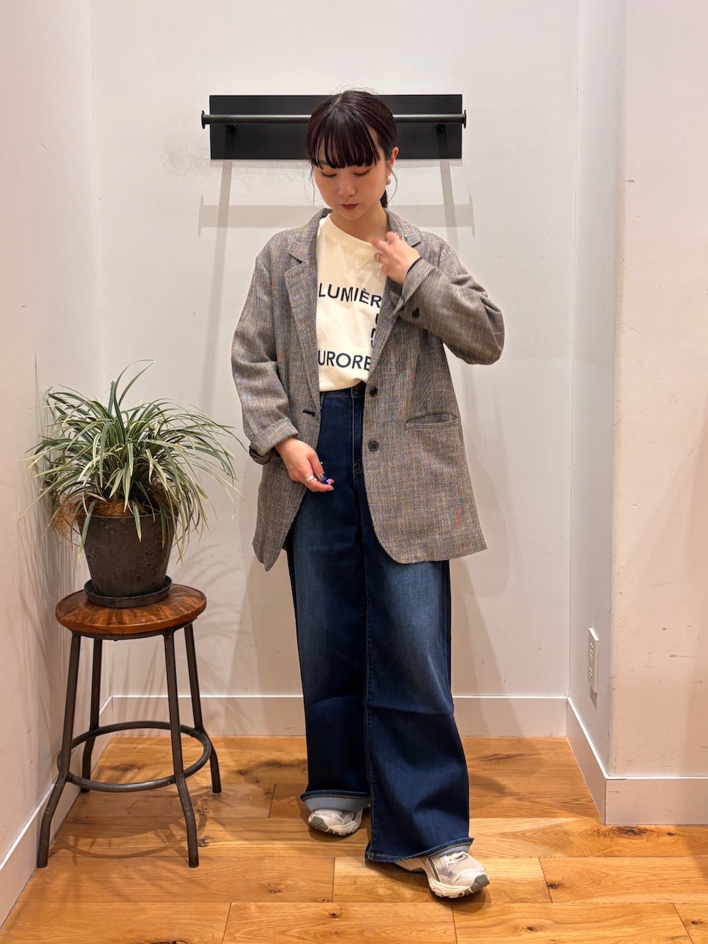 ベージュ系のTシャツ/カットソー、グレー系のその他アウター、ブルー系のデニムパンツを着用したレディースの秋コーディネートの7枚目の写真
