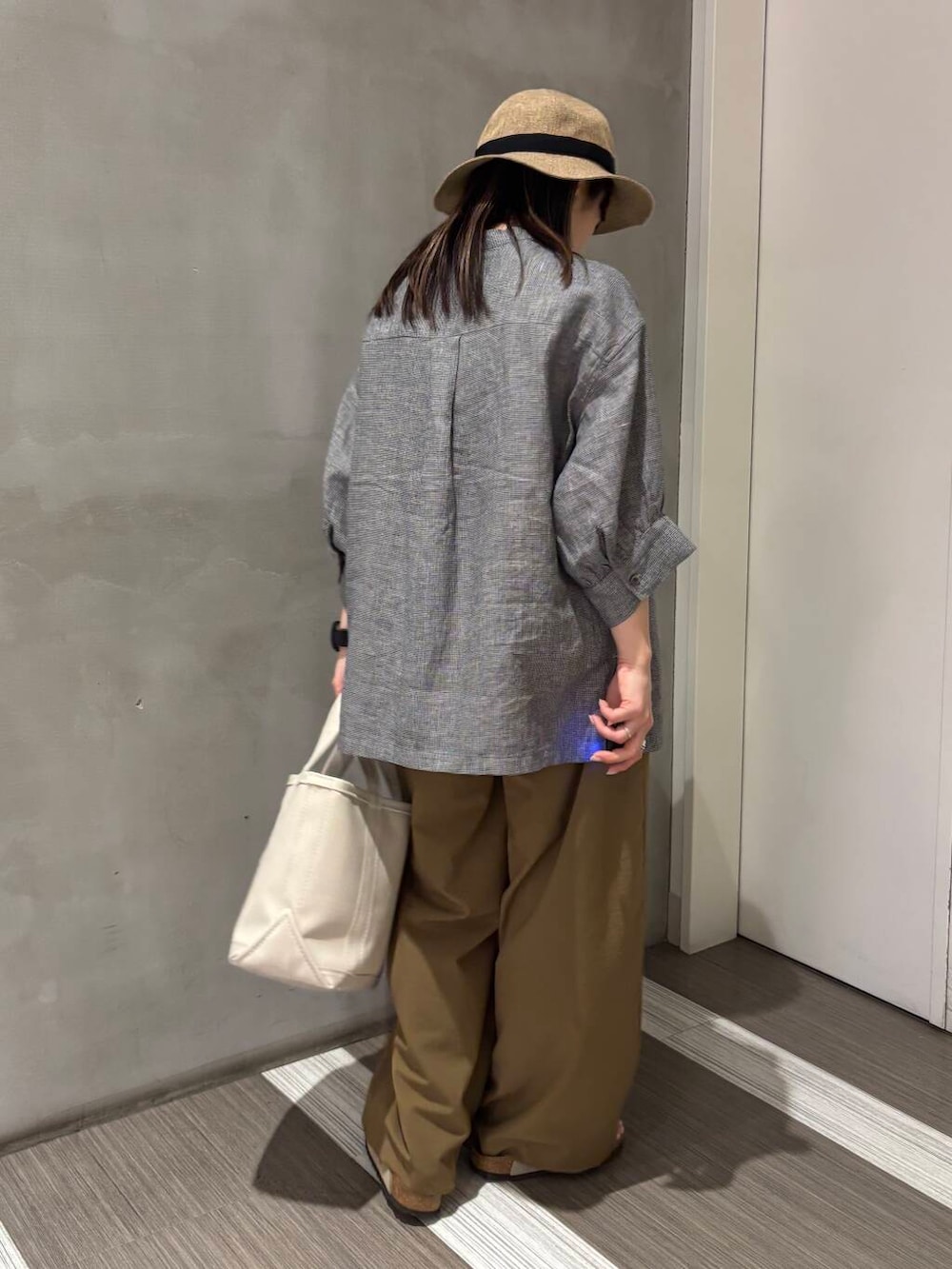 「カジュアルコーデ、FORK&SPOON、低身長、newarrival、休日スタイル、doors、カジュアルスタイル、20代後半、骨格ウェーブ、イエベ秋、ウェーブ×イエベ秋、私のイチ推しブランド、初夏パンツ」｜「FORK&SPOONのFORK&SPOON　コットンリネンギャザースリーブシャツ（シャツ/ブラウス、ブラック系）」を使った、YOKO  HONDAさん（レディース・152cm）の春コーディネートの4枚目の写真