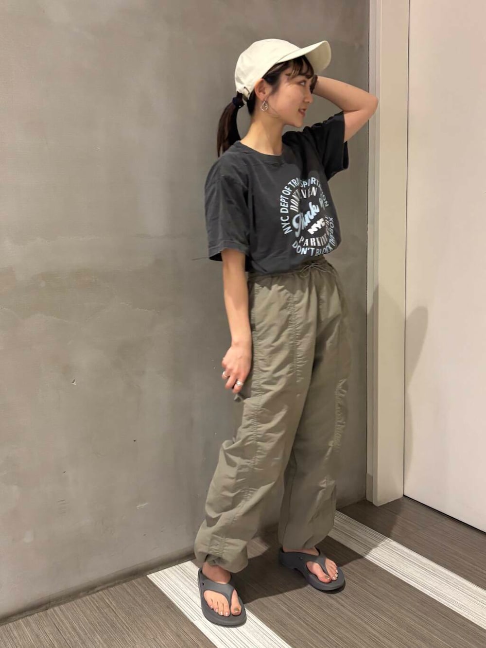「カジュアルコーデ、FORK&SPOON、低身長、newarrival、休日スタイル、doors、カジュアルスタイル、goodrockspeed、20代後半、骨格ウェーブ、イエベ秋、ウェーブ×イエベ秋、私のイチ推しブランド、スタッフのこれ買いました、初夏パンツ」｜「URBAN RESEARCH DOORSのツイルキャップ（キャップ、ホワイト系）」を使った、YOKO  HONDAさん（レディース・152cm）の春コーディネートの2枚目の写真