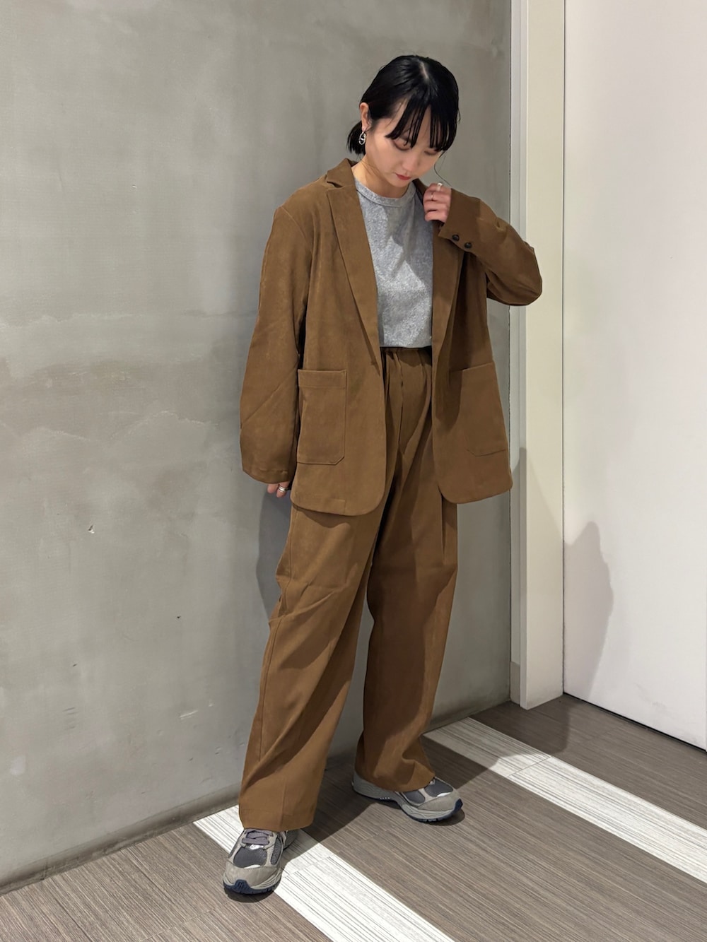 「秋服準備はじめました、最旬ブラウンコーデ、大人コーデ、オトナカワイイ、秋のコーデ、秋服、秋色、低身長女子」｜「FORK&SPOONのFORK&SPOON　ベロアショートスリーブTシャツ（Tシャツ/カットソー、グレー系）」を使った、YOKO  HONDAさん（レディース・152cm）の秋コーディネートの5枚目の写真