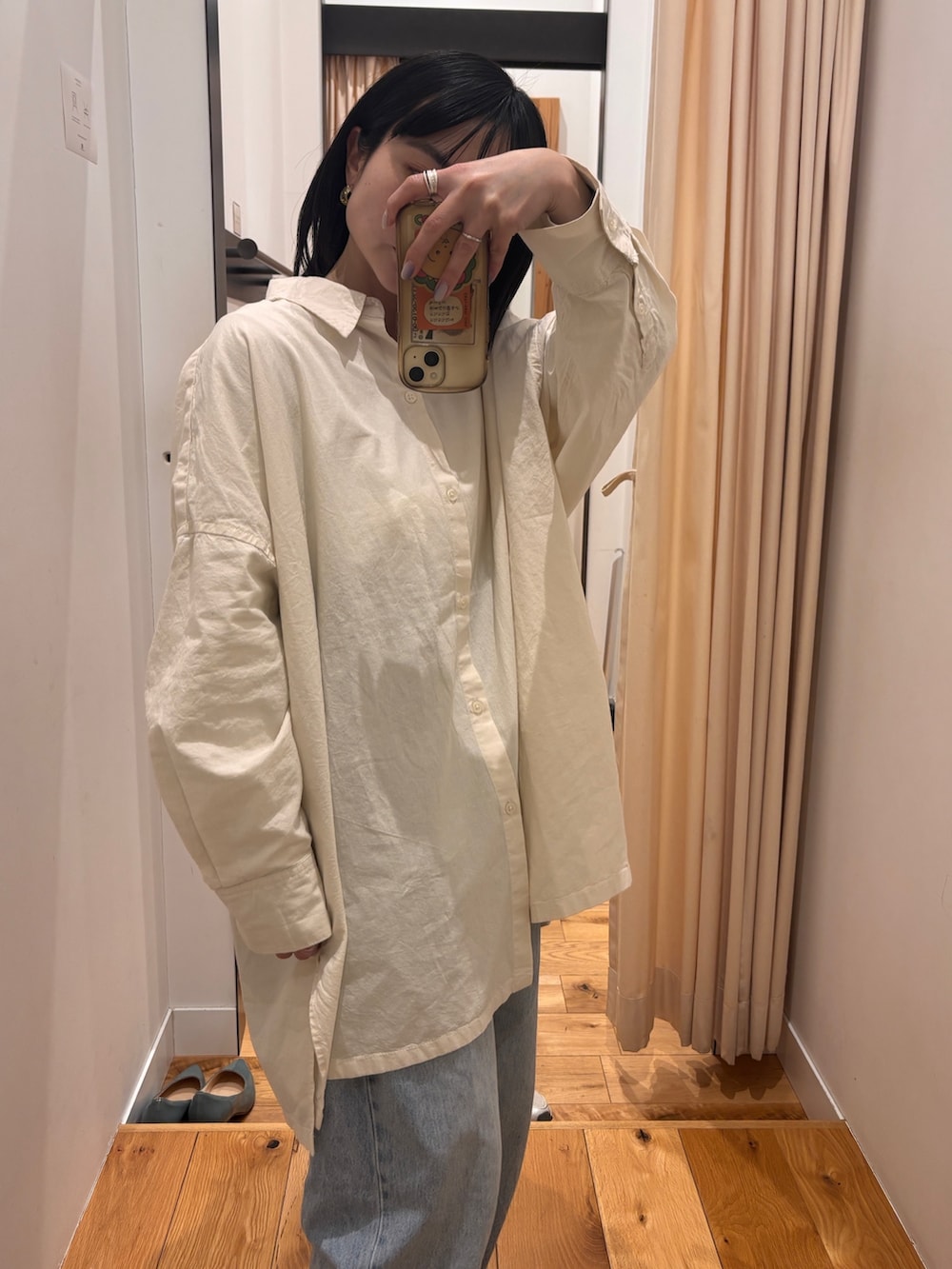 ホワイト系のシャツ/ブラウスを着用したレディースの冬コーディネートの2枚目の写真