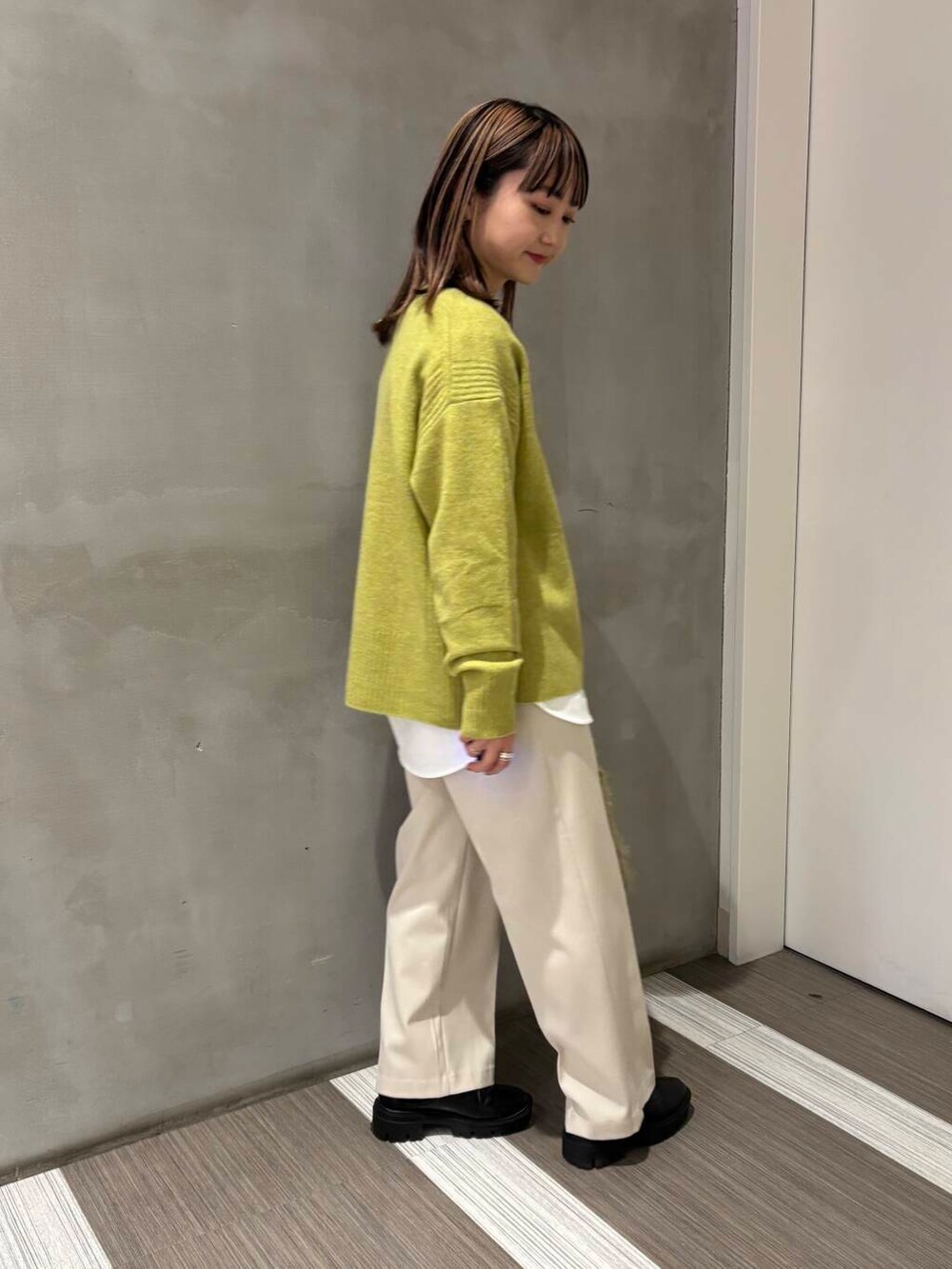 ホワイト系のTシャツ/カットソー、ホワイト系のその他パンツ、ベージュ系のトートバッグを着用したレディースの冬コーディネートの2枚目の写真