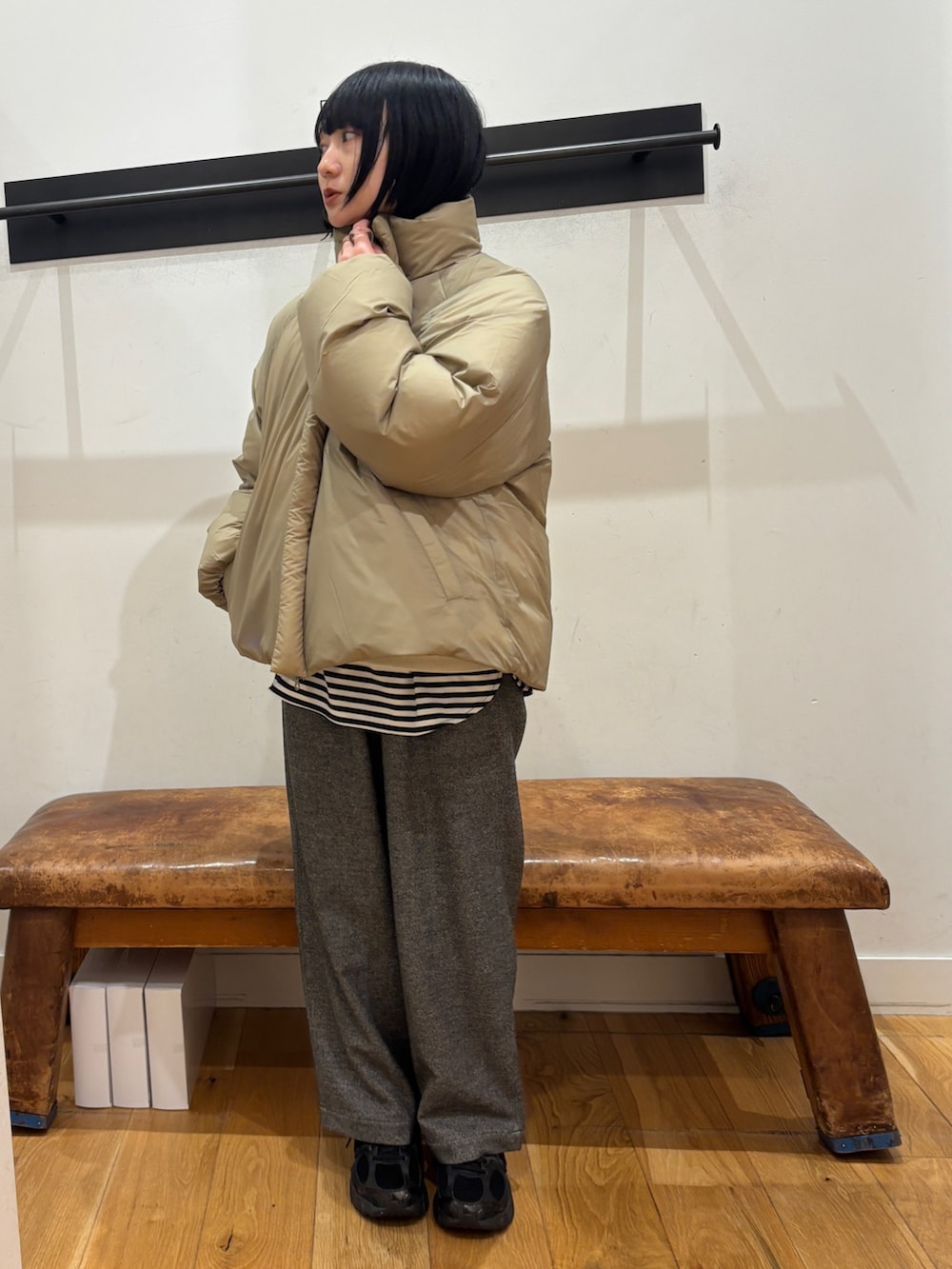 グリーン系のダウンジャケット/コート、ホワイト系のTシャツ/カットソー、グレー系のその他パンツを着用したレディースの秋コーディネートの6枚目の写真