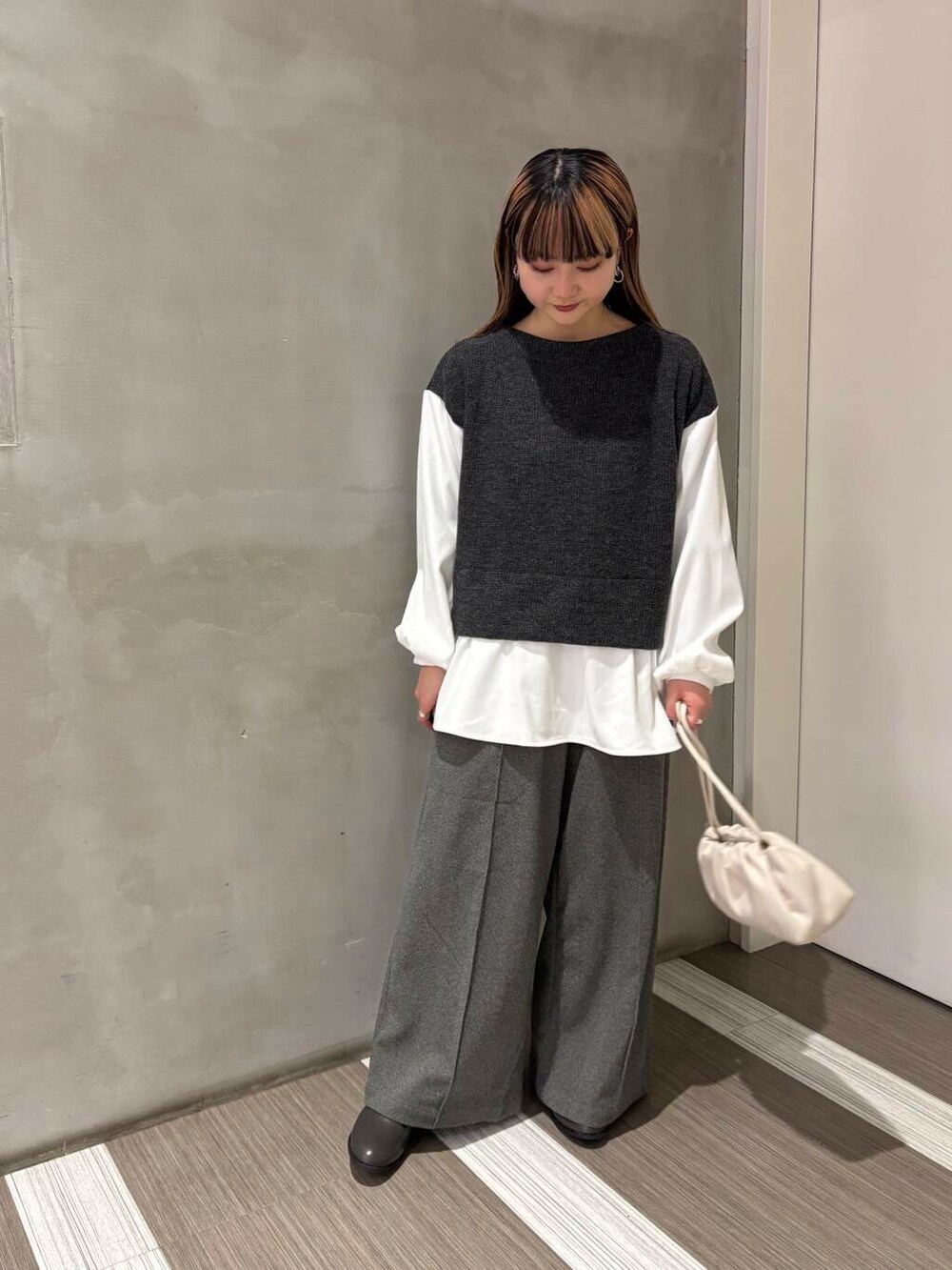 グレー系のブーツ、グレー系のその他パンツ、グレー系のTシャツ/カットソーを着用したレディースの冬コーディネートの5枚目の写真