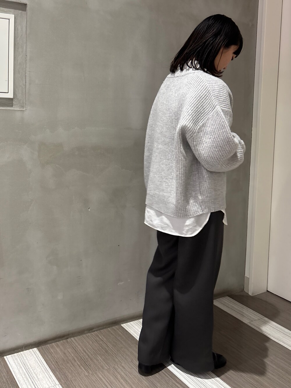 ホワイト系のシャツ/ブラウス、グレー系のカーディガン/ボレロ、グレー系のその他パンツを着用したレディースの秋コーディネートの5枚目の写真