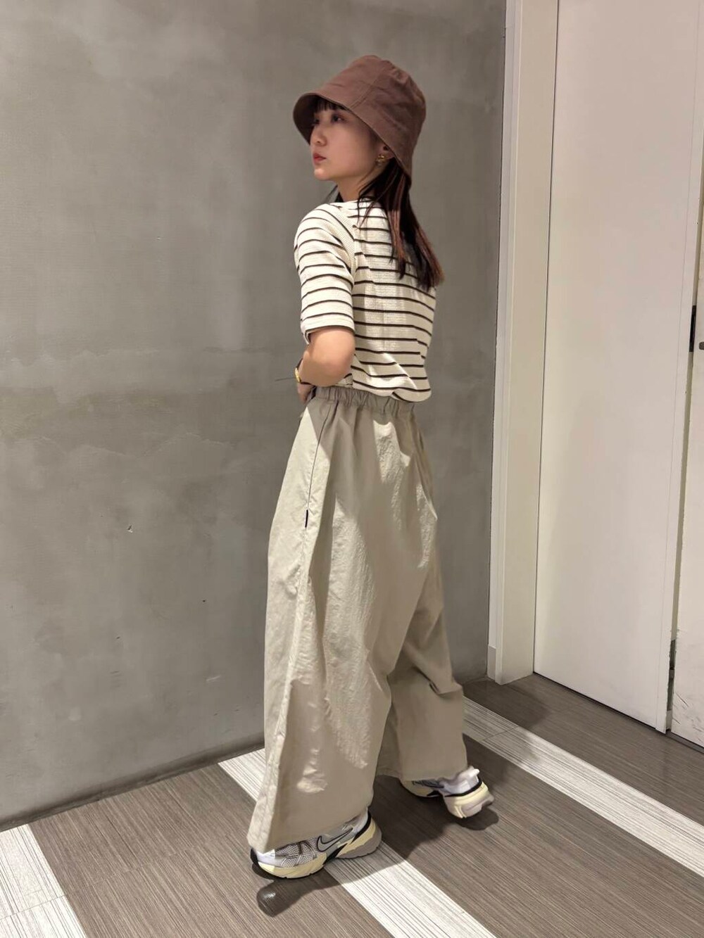 「カジュアルコーデ、低身長、newarrival、doors、カジュアルスタイル、20代後半、骨格ウェーブ、イエベ秋、ウェーブ×イエベ秋、新作スニーカーコーデ」｜「URBAN RESEARCH DOORSのコットンリネンパネルハット（ハット、ブラウン系）」を使った、YOKO  HONDAさん（レディース・152cm）の春コーディネートの4枚目の写真