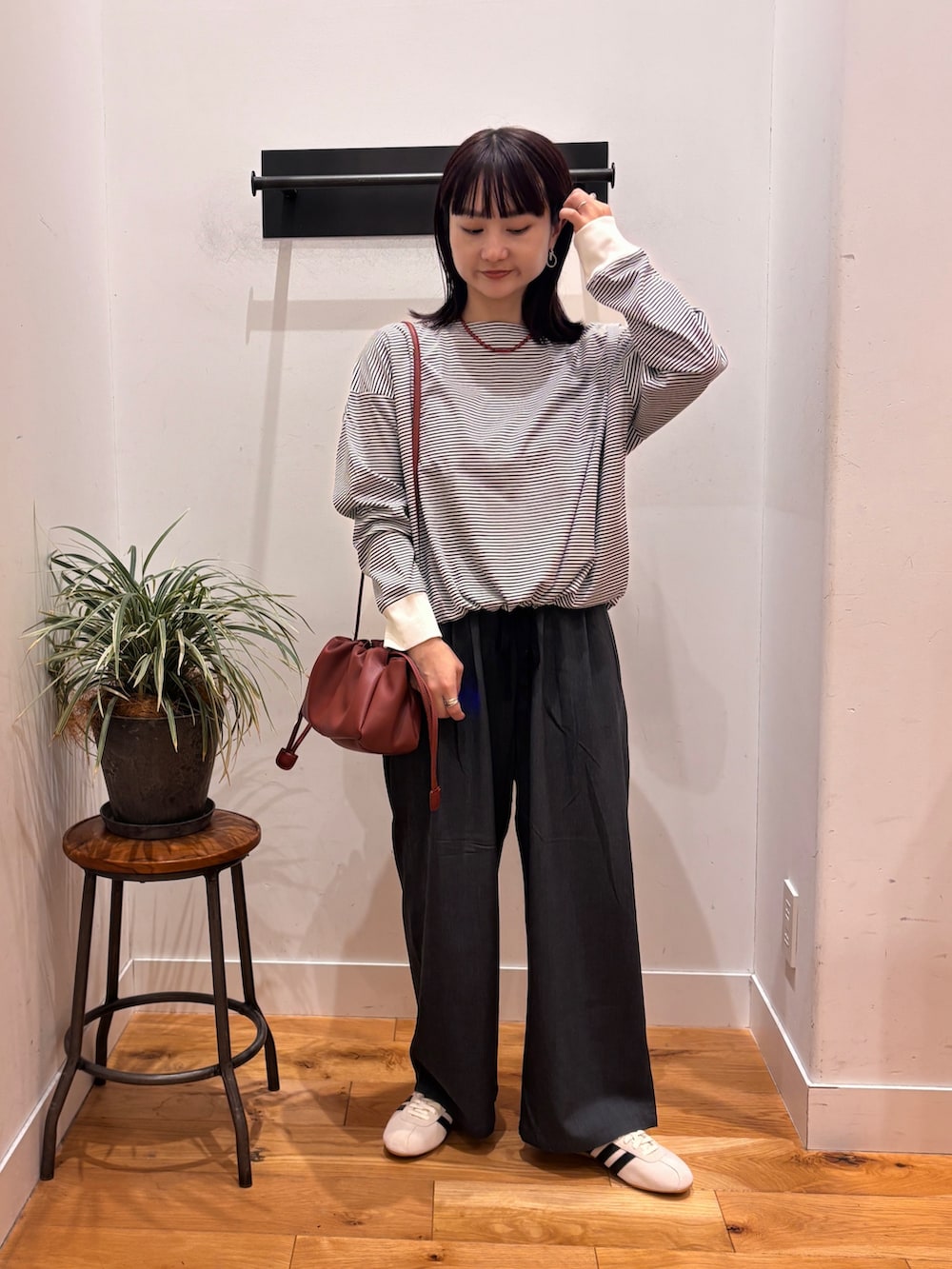 ホワイト系のTシャツ/カットソー、グレー系のその他パンツ、レッド系のショルダーバッグを着用したレディースの秋コーディネートの2枚目の写真